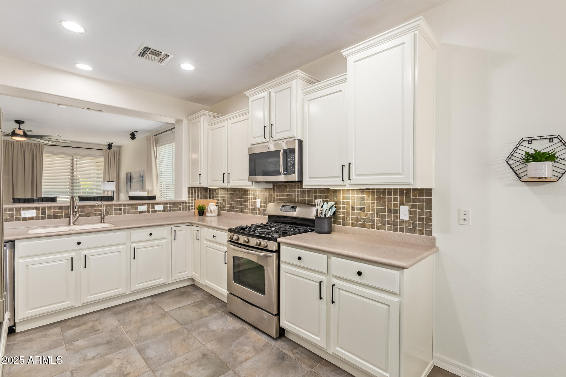 697 W TWIN PEAKS Parkway