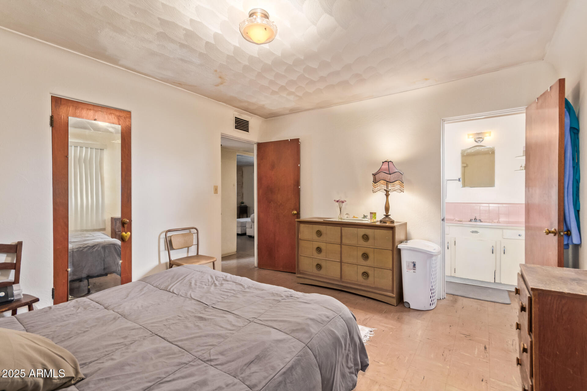 1137 N ROSEMONT Boulevard