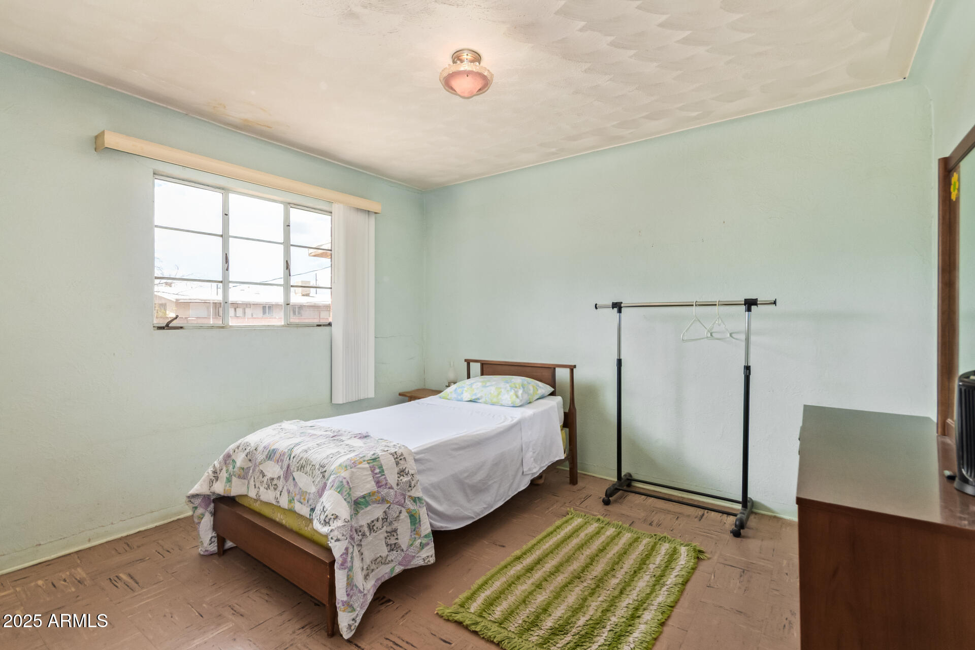 1137 N ROSEMONT Boulevard