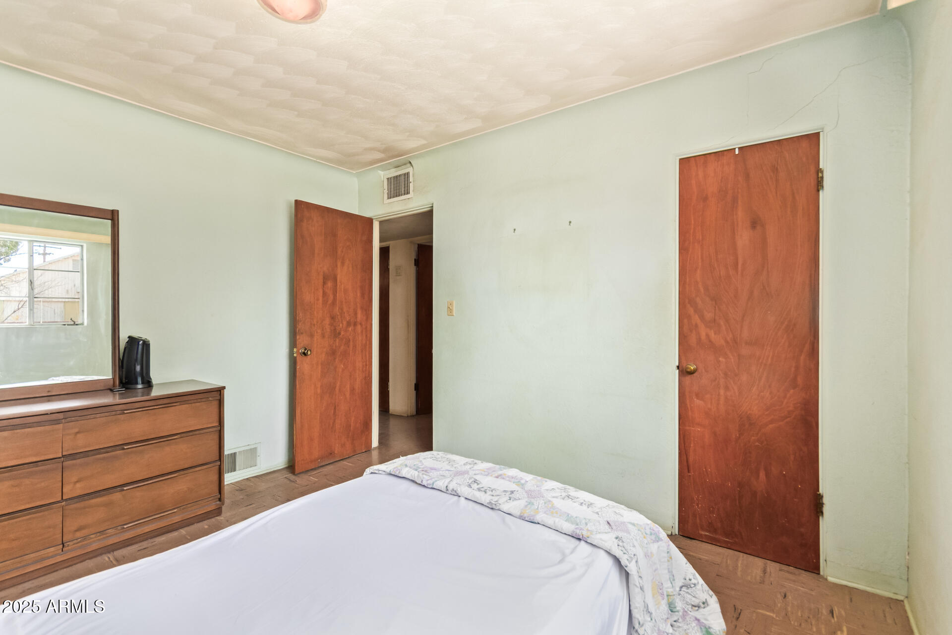 1137 N ROSEMONT Boulevard