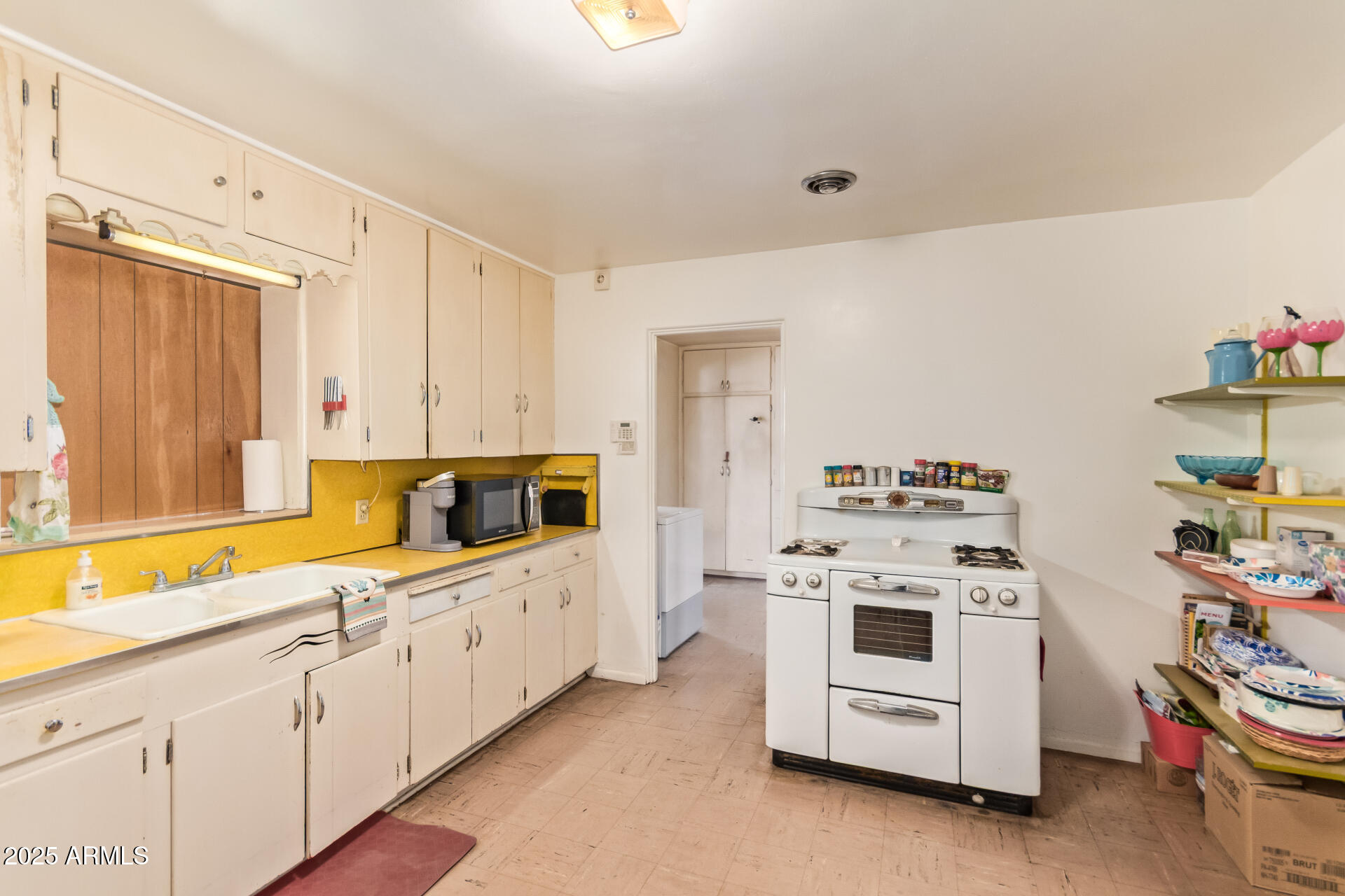 1137 N ROSEMONT Boulevard