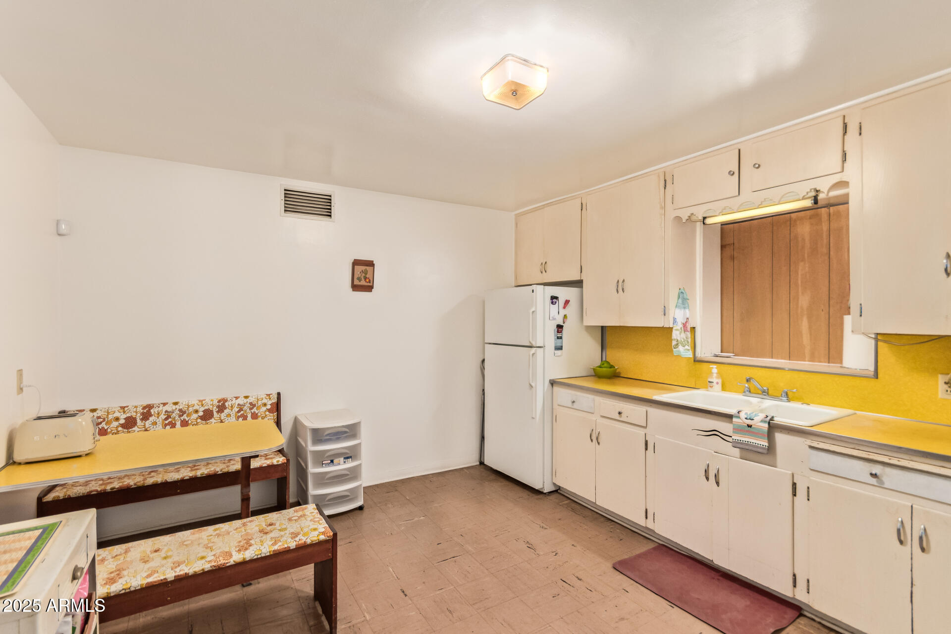 1137 N ROSEMONT Boulevard