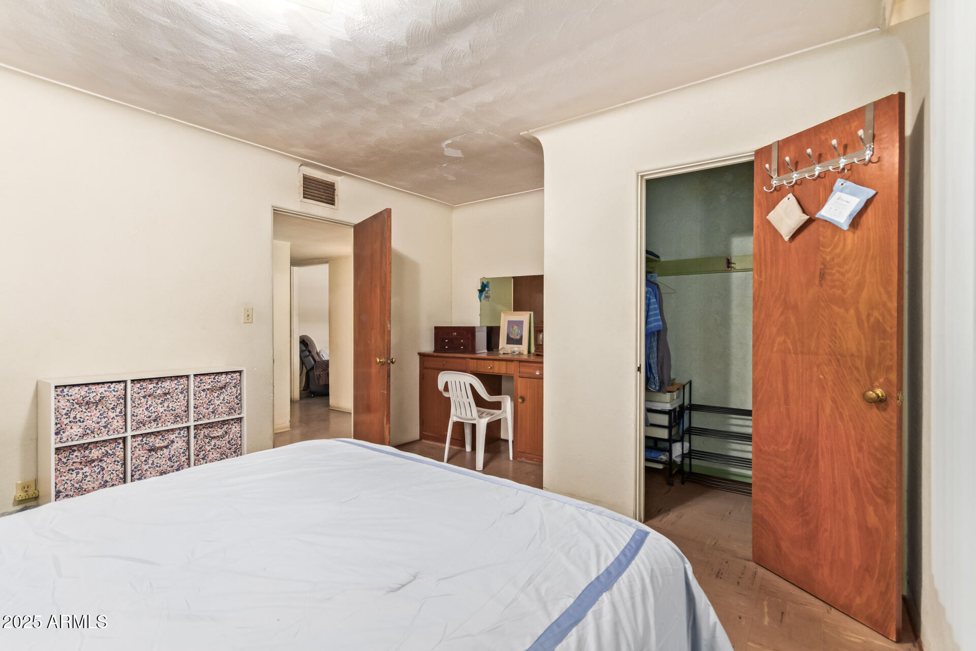 1137 N ROSEMONT Boulevard