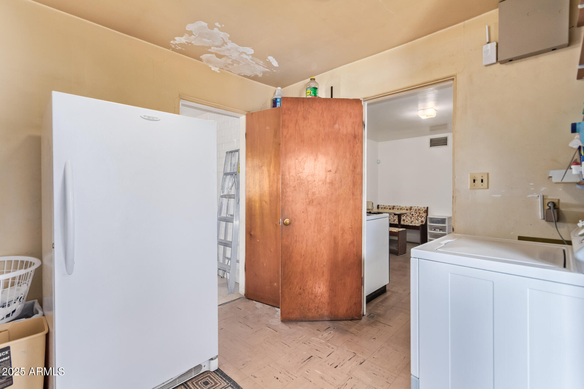 1137 N ROSEMONT Boulevard