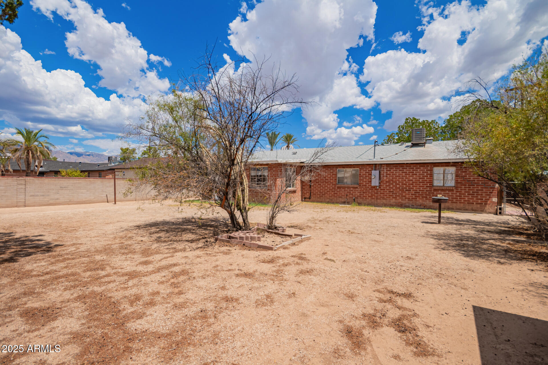 1137 N ROSEMONT Boulevard