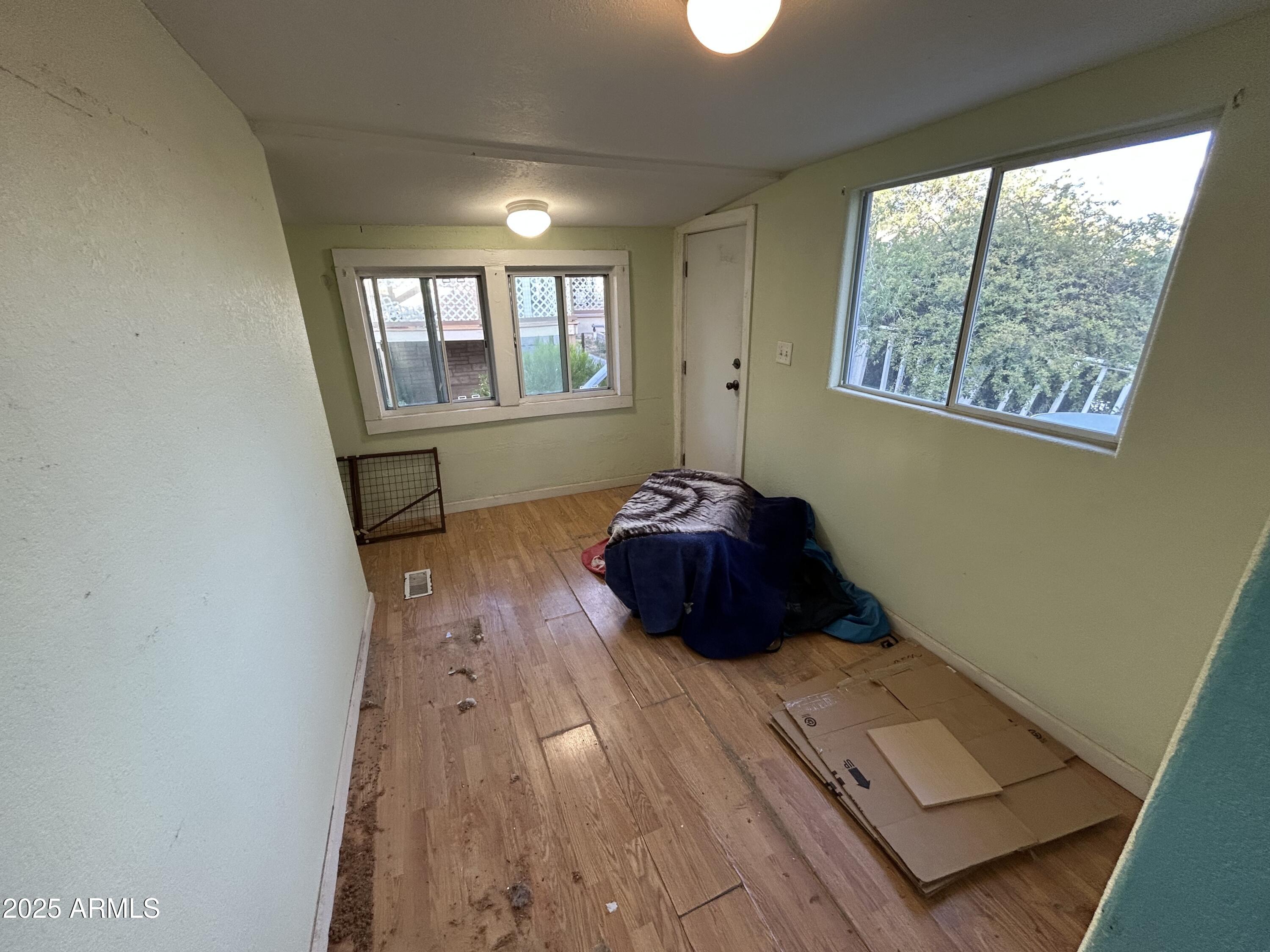 950 E SYCAMORE Street S