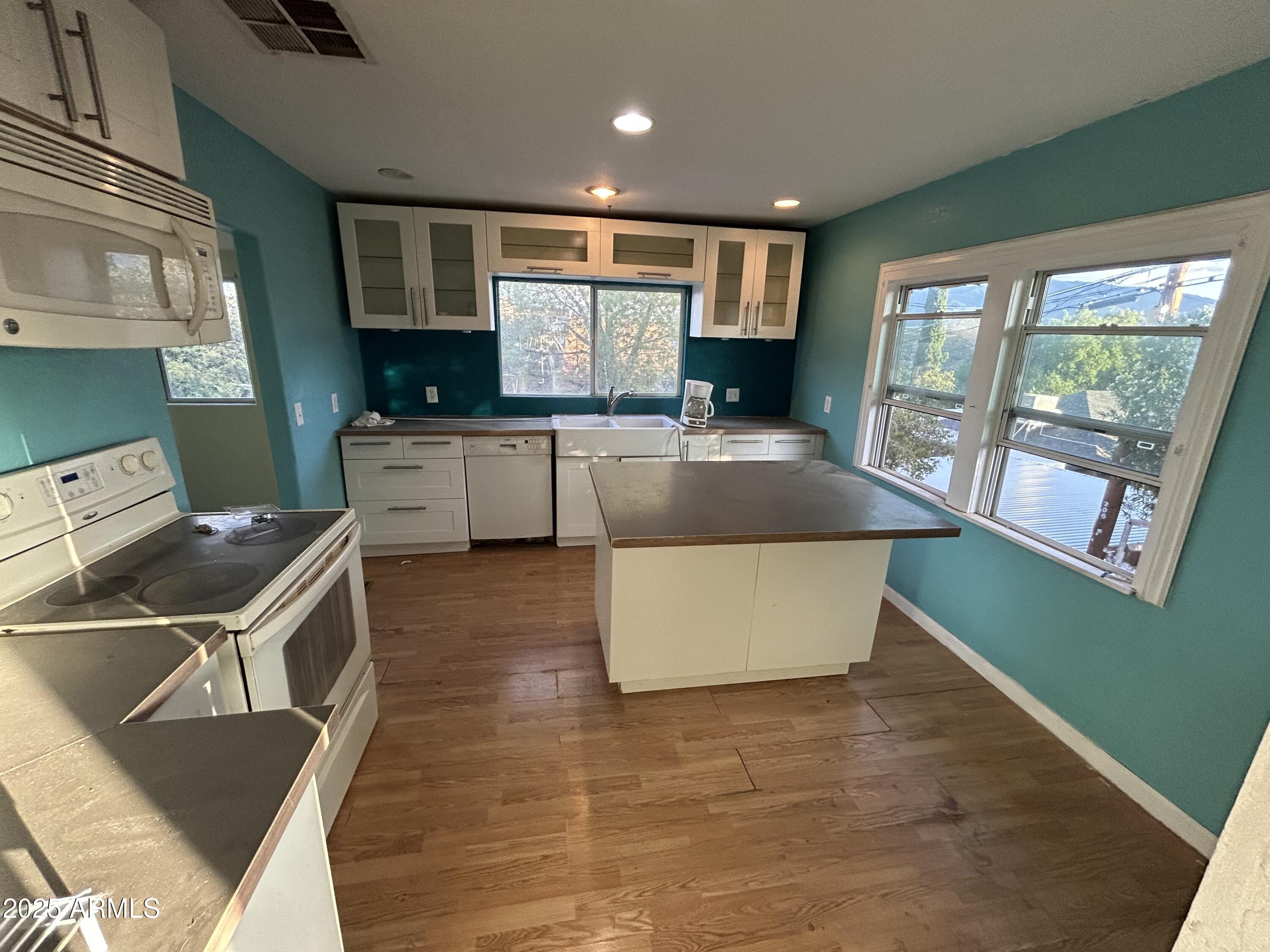 950 E SYCAMORE Street S