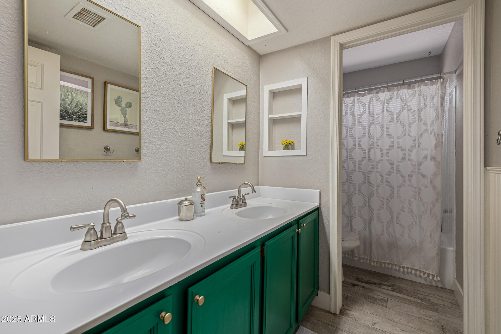 6636 E IVYGLEN Street