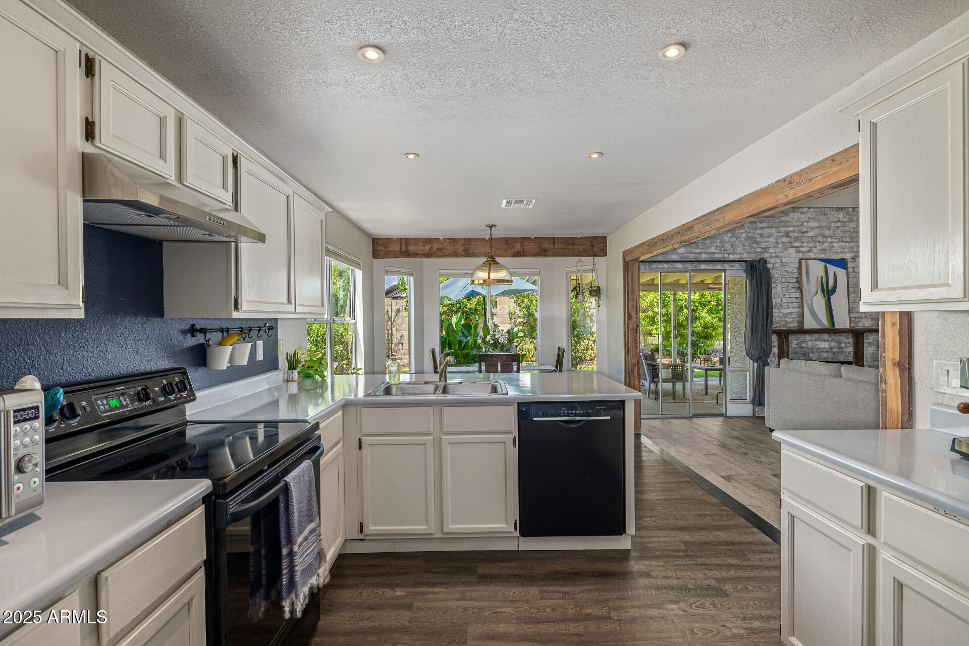 6636 E IVYGLEN Street