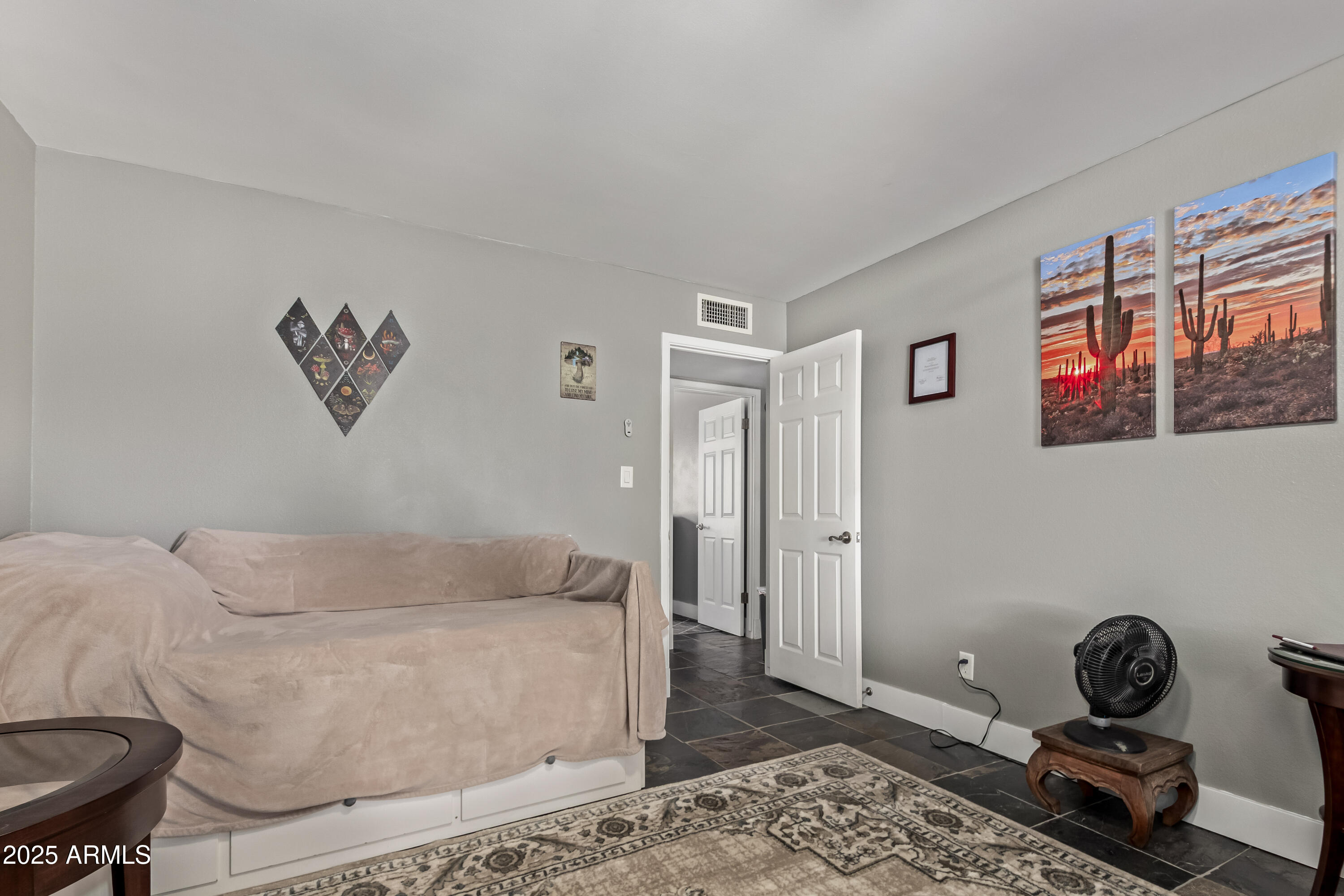 1924 E FREMONT Drive