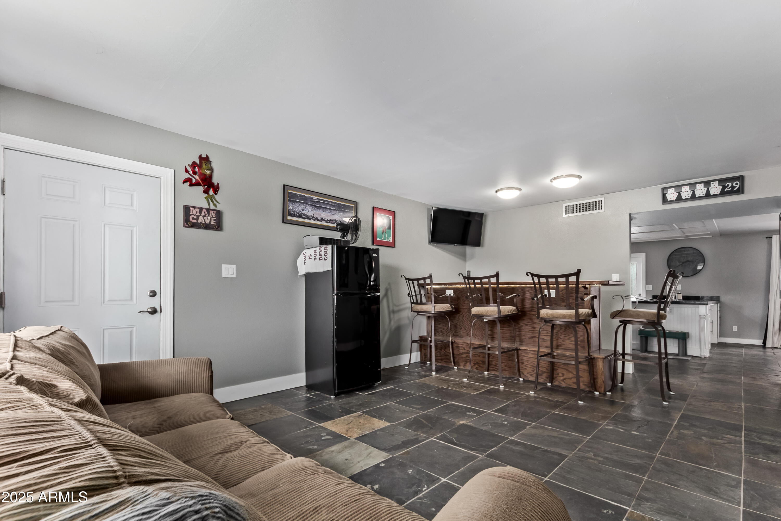 1924 E FREMONT Drive