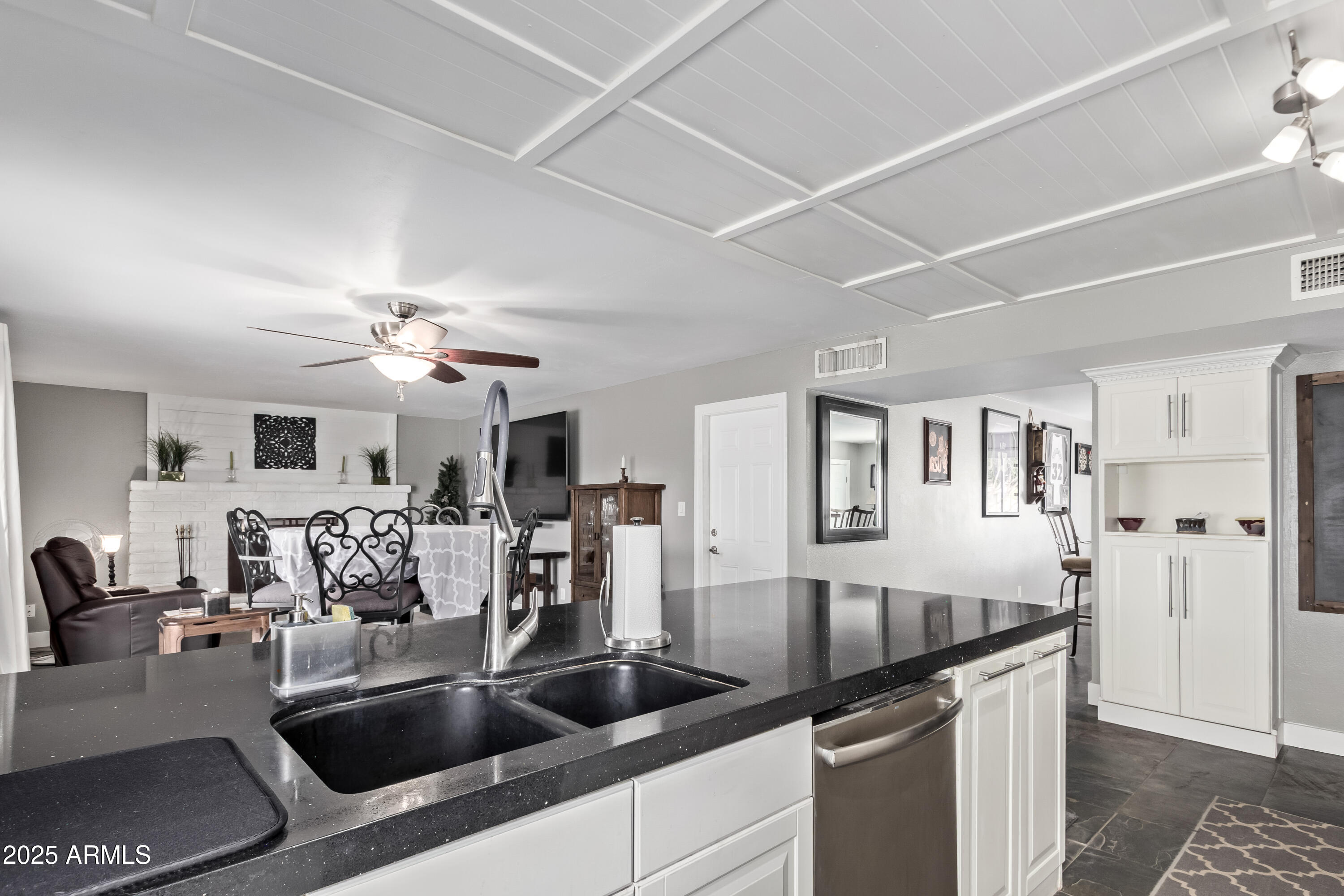 1924 E FREMONT Drive