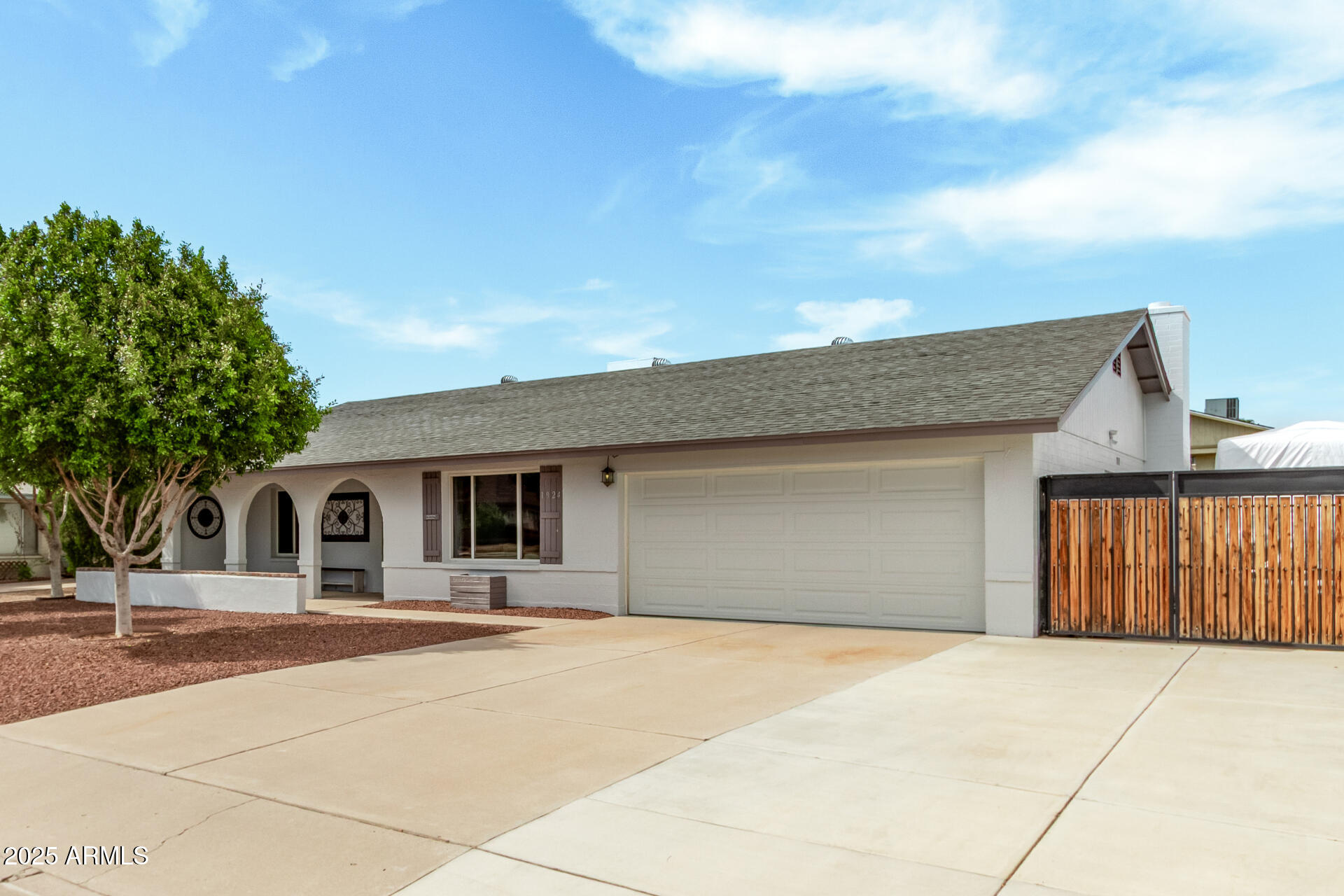 1924 E FREMONT Drive