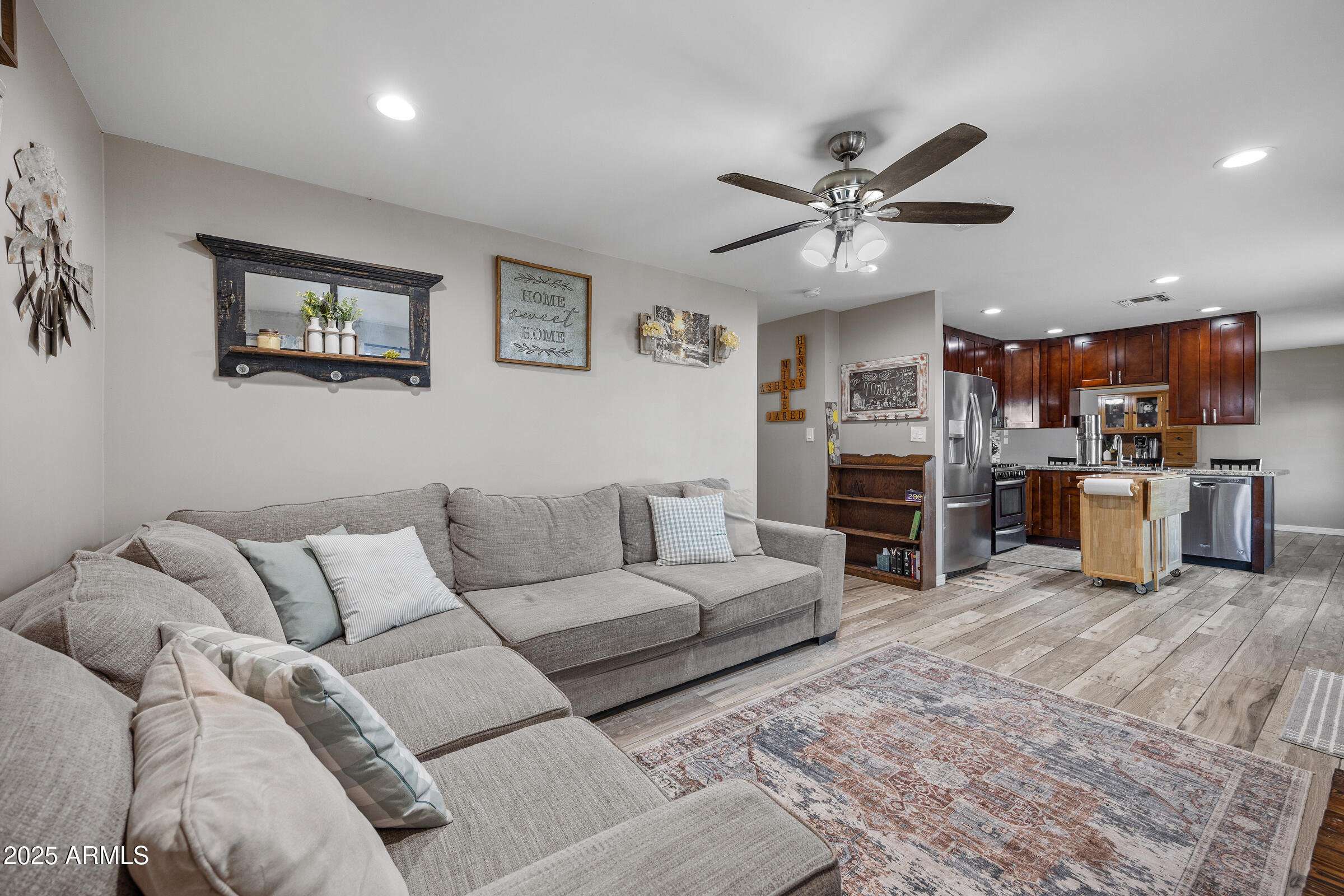 1702 W MICHELLE Drive