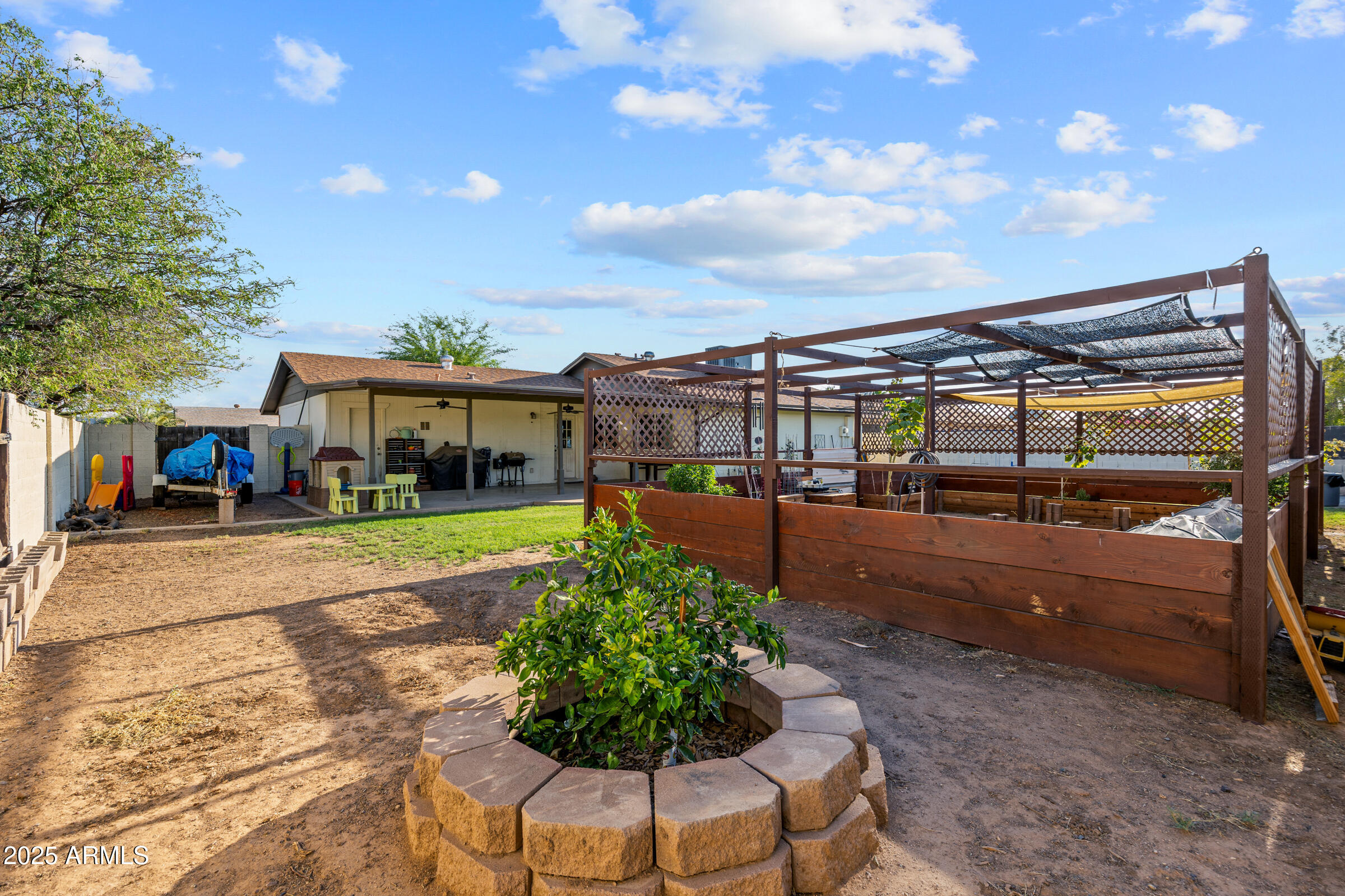 1702 W MICHELLE Drive