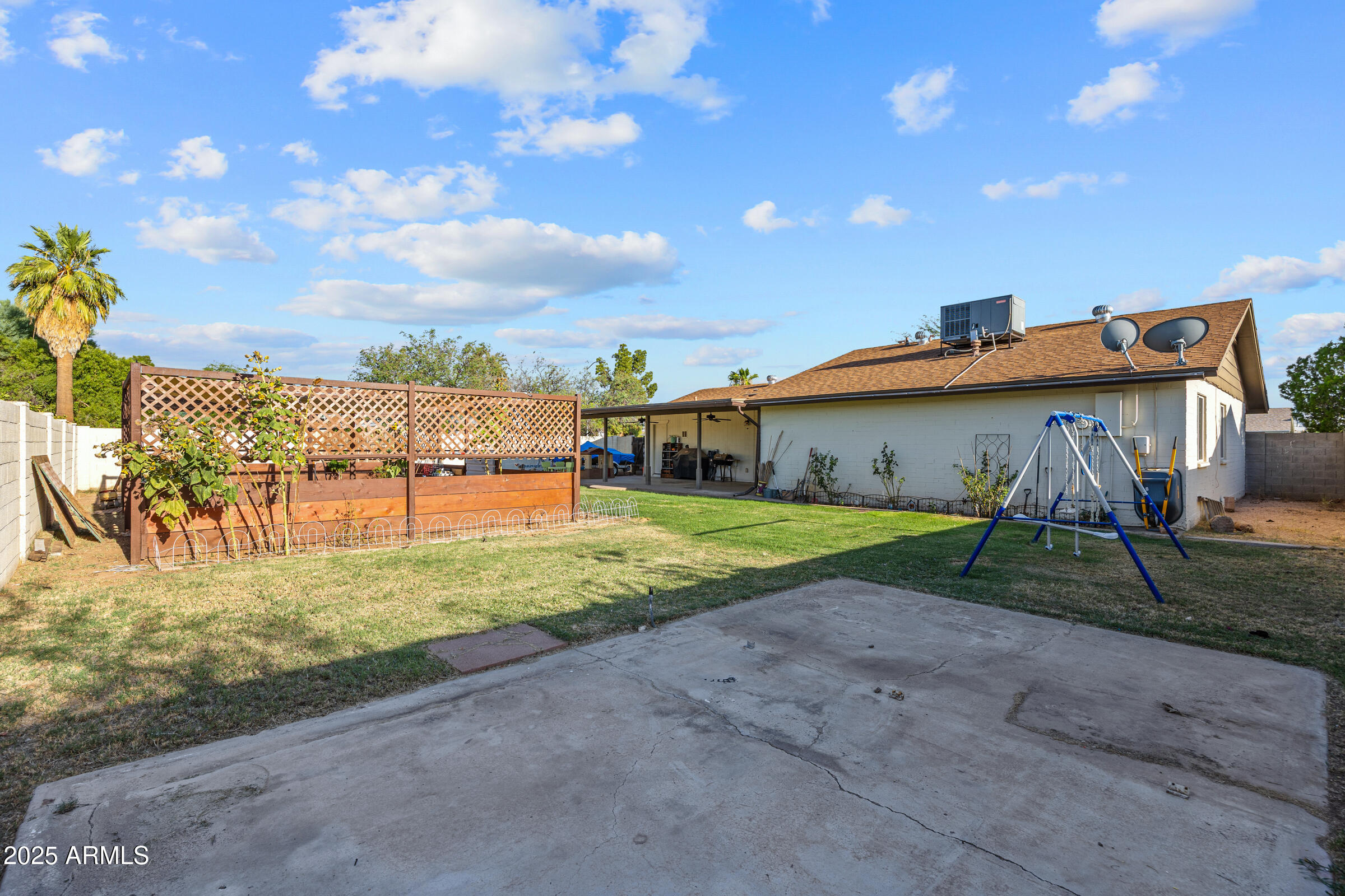 1702 W MICHELLE Drive