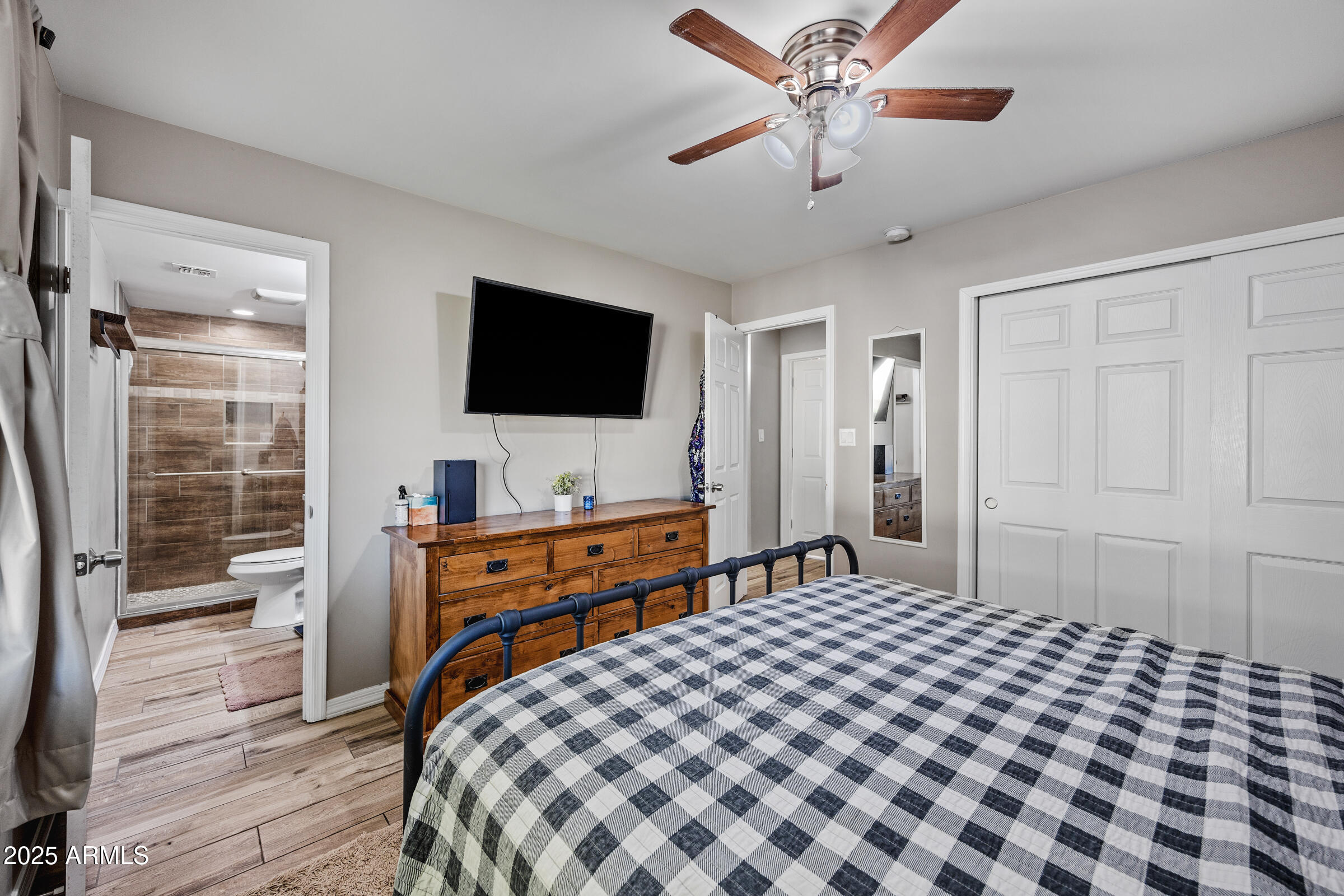 1702 W MICHELLE Drive