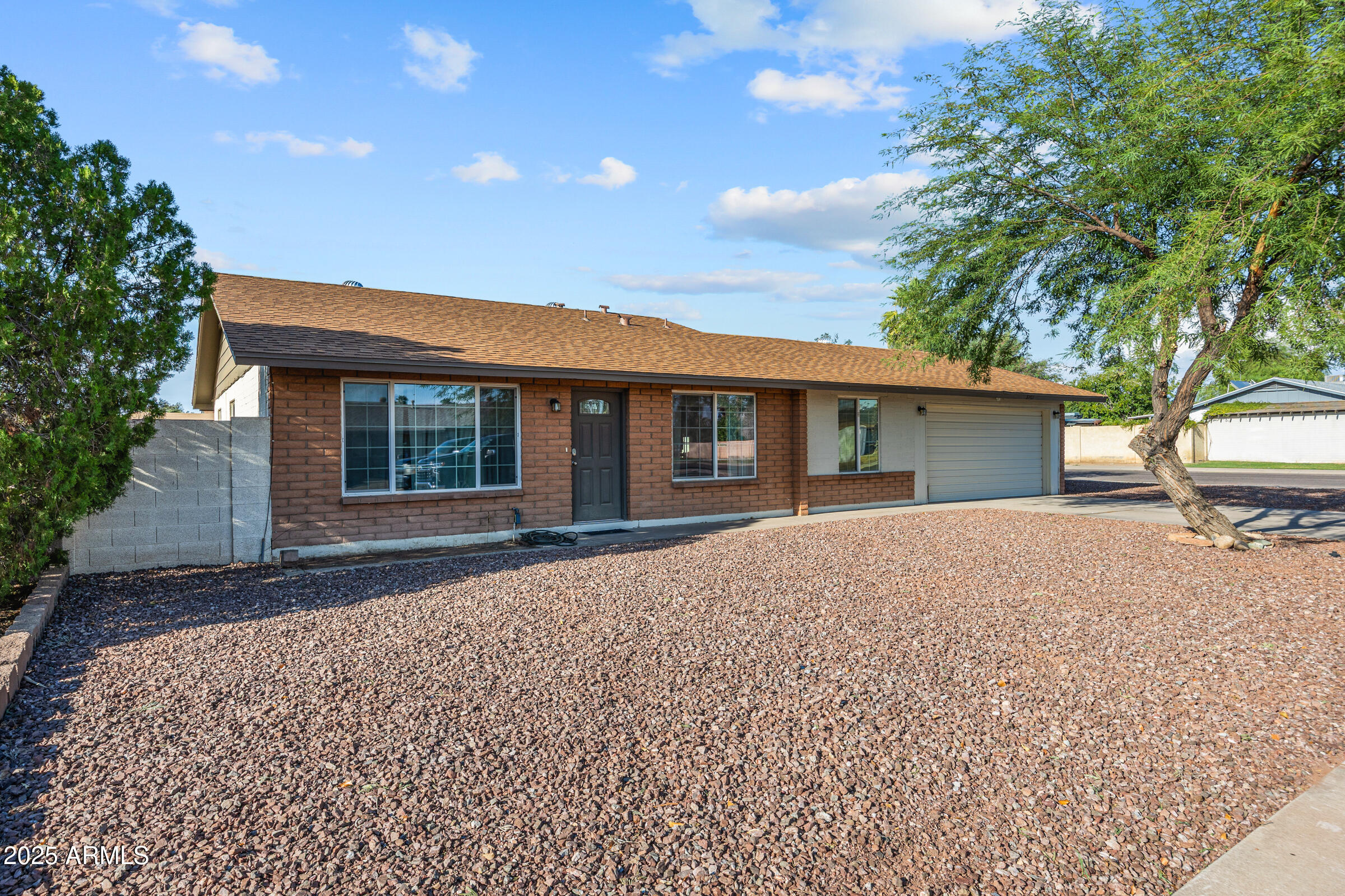 1702 W MICHELLE Drive