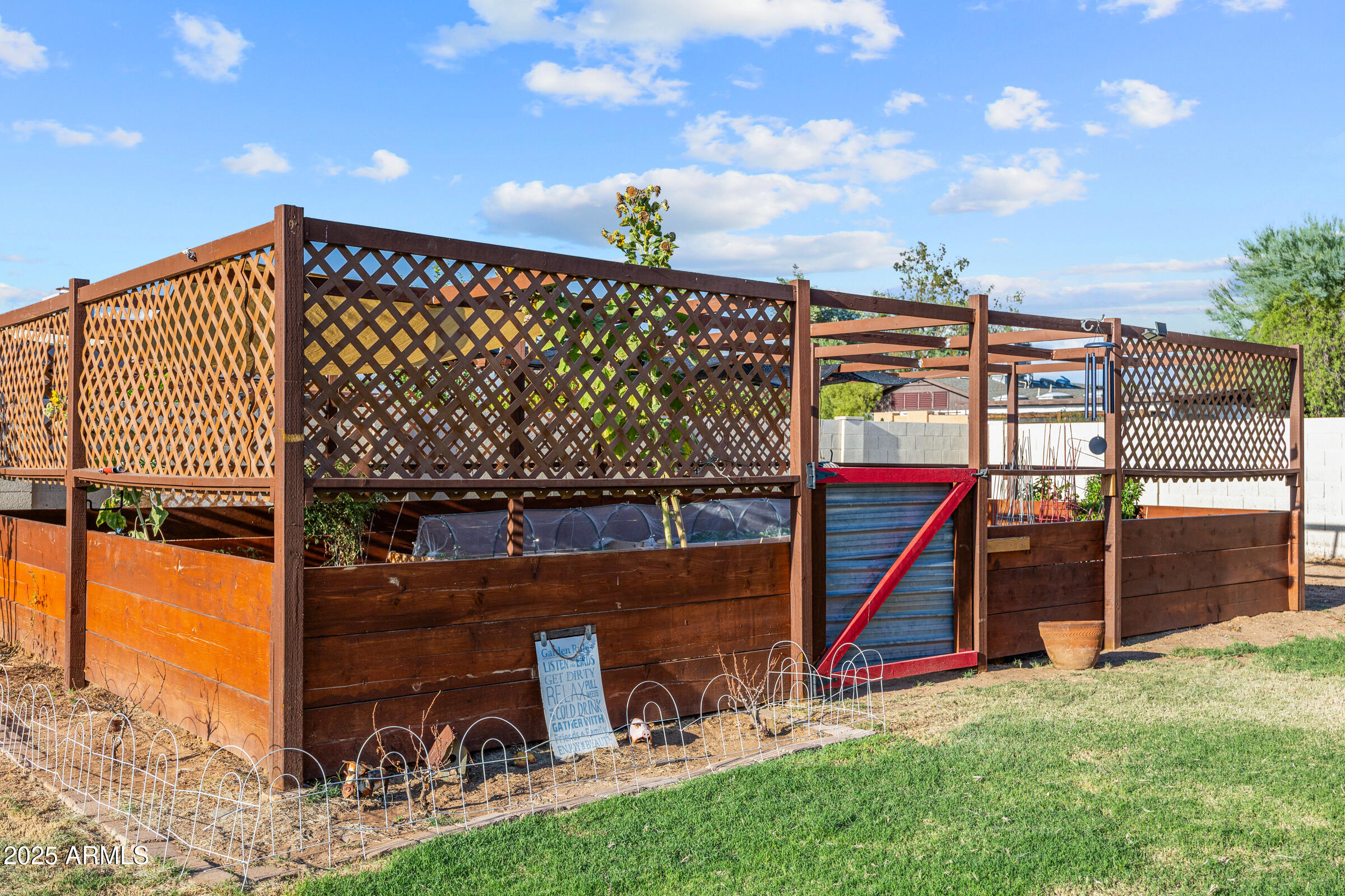 1702 W MICHELLE Drive