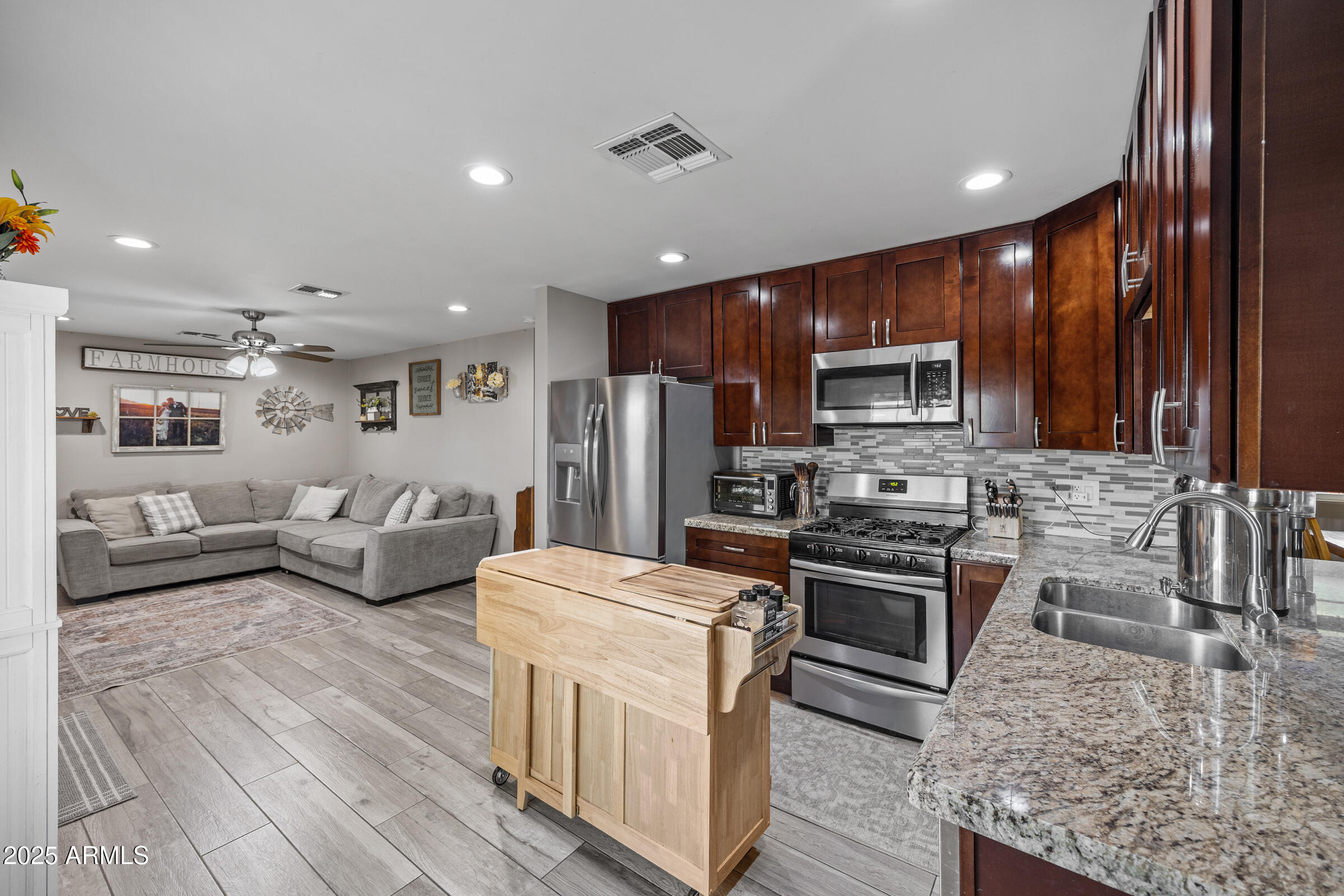 1702 W MICHELLE Drive