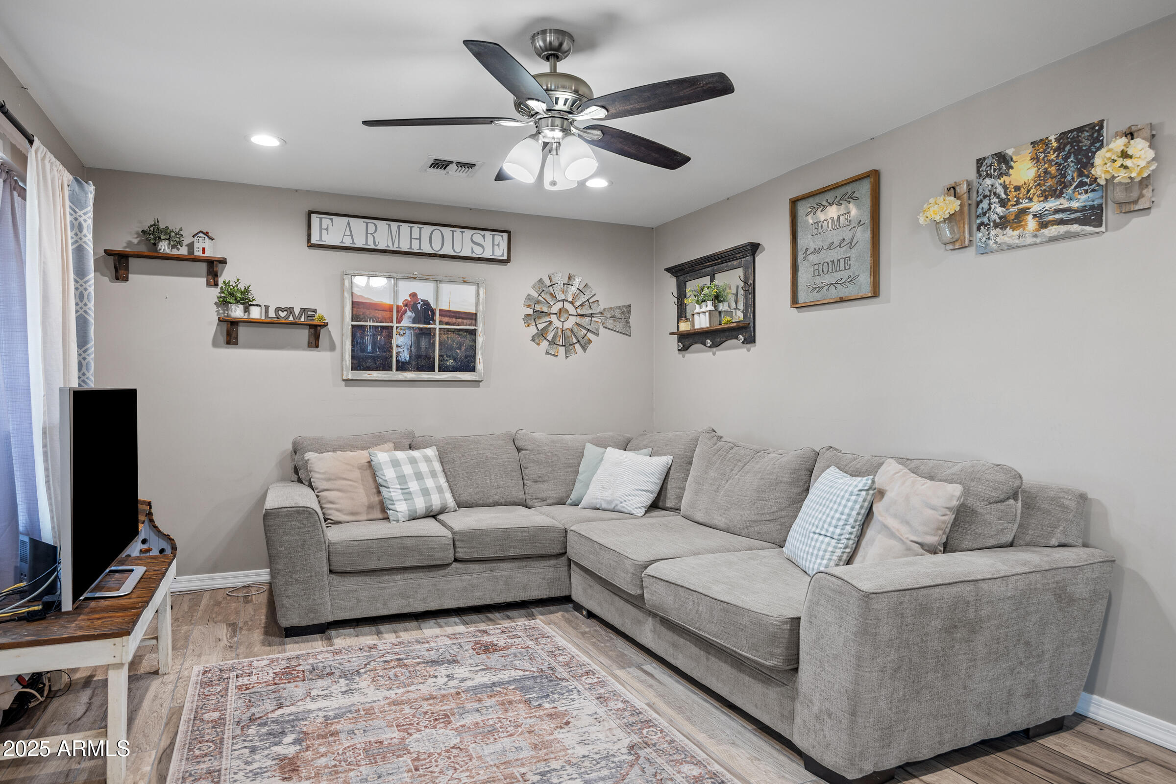 1702 W MICHELLE Drive