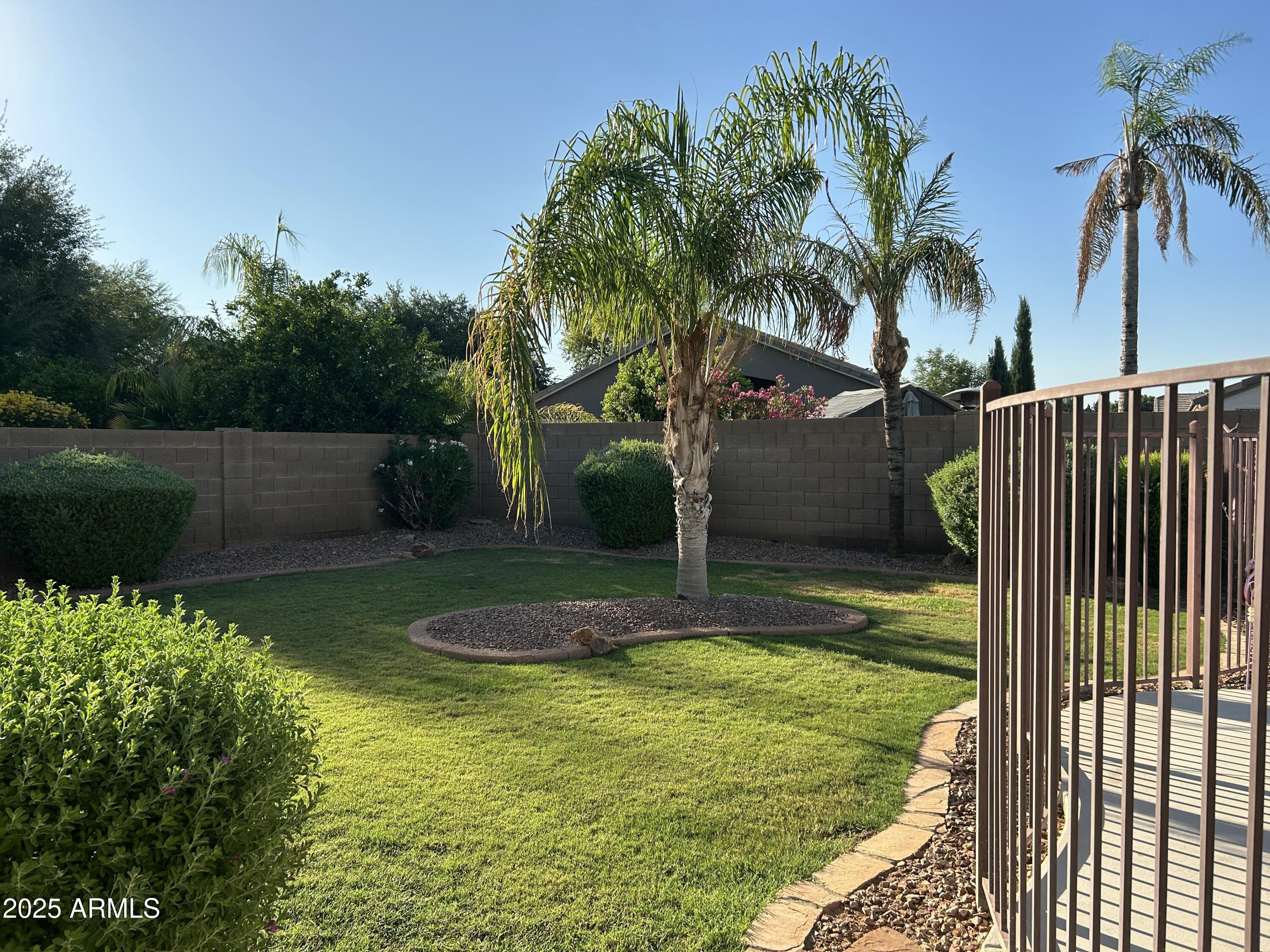 2092 E SMOKE TREE Road