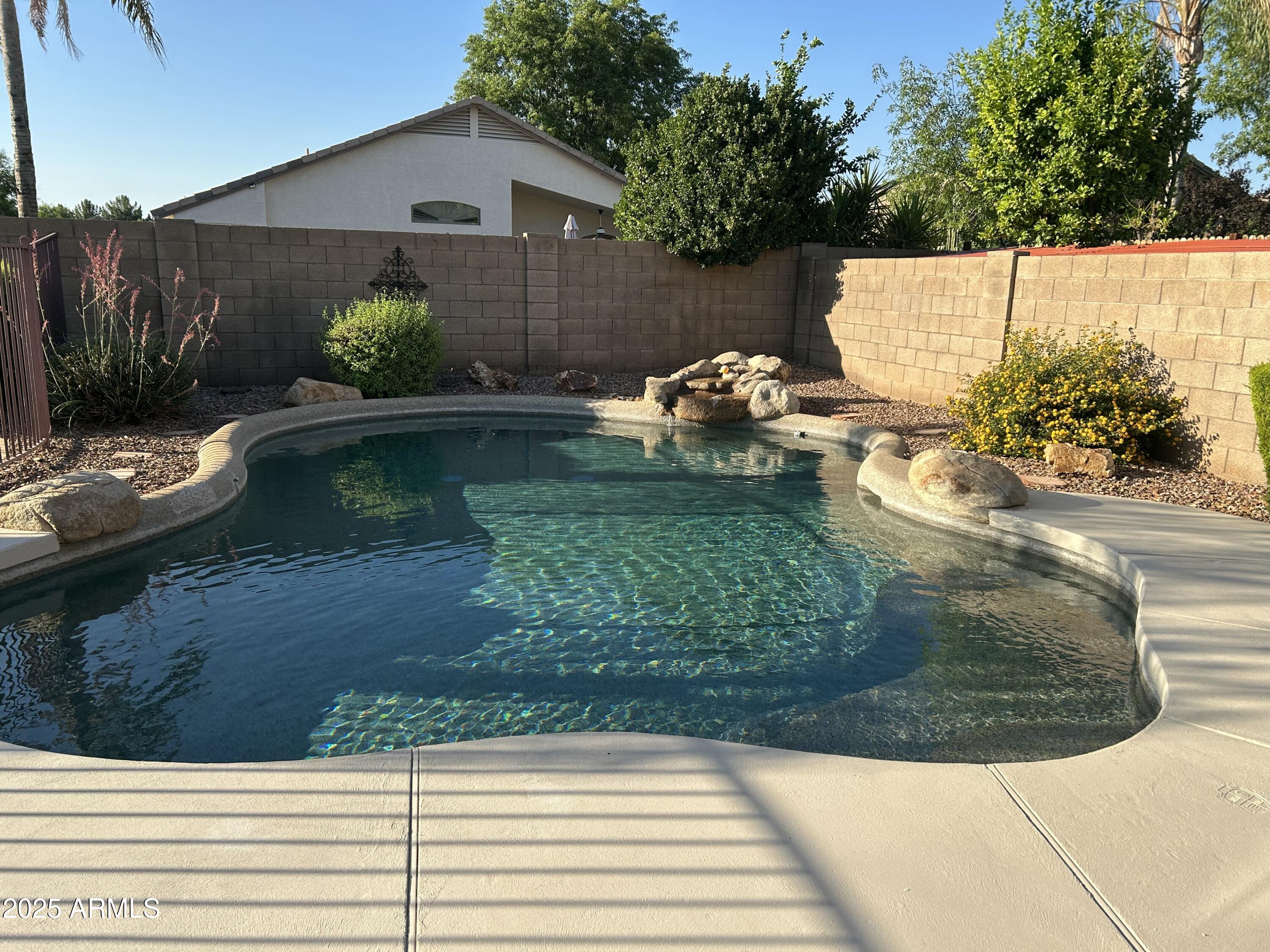 2092 E SMOKE TREE Road