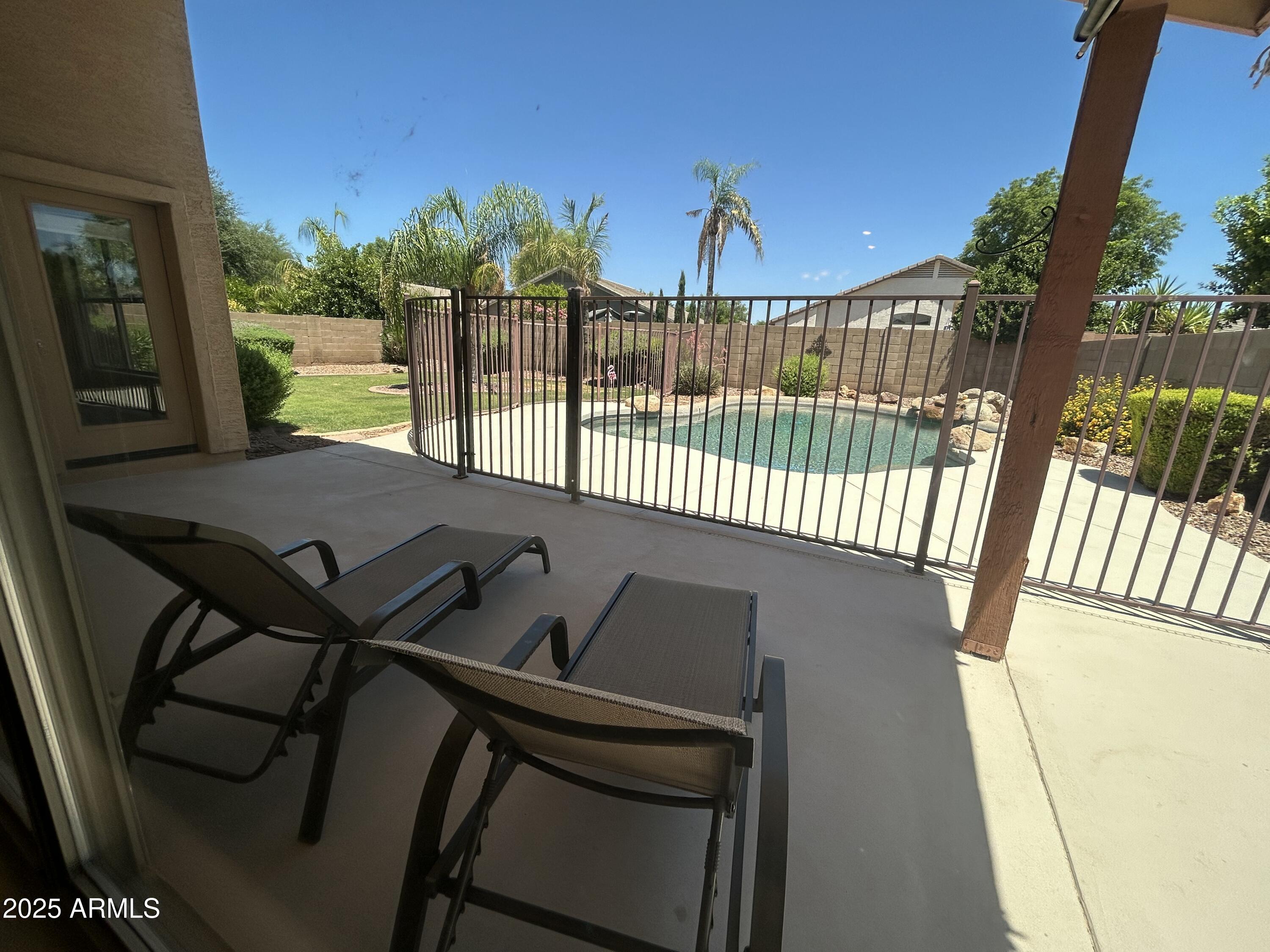 2092 E SMOKE TREE Road