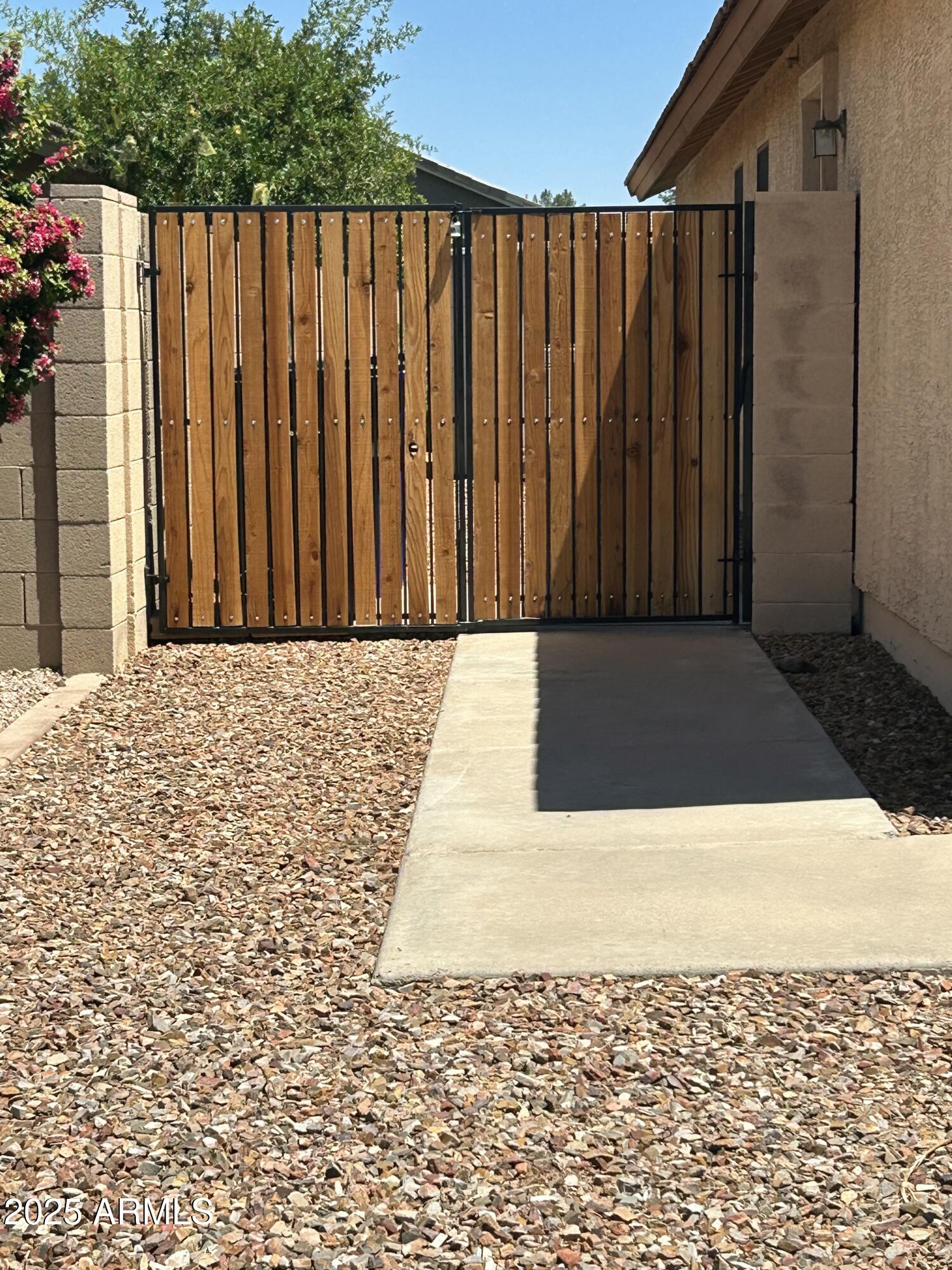 2092 E SMOKE TREE Road