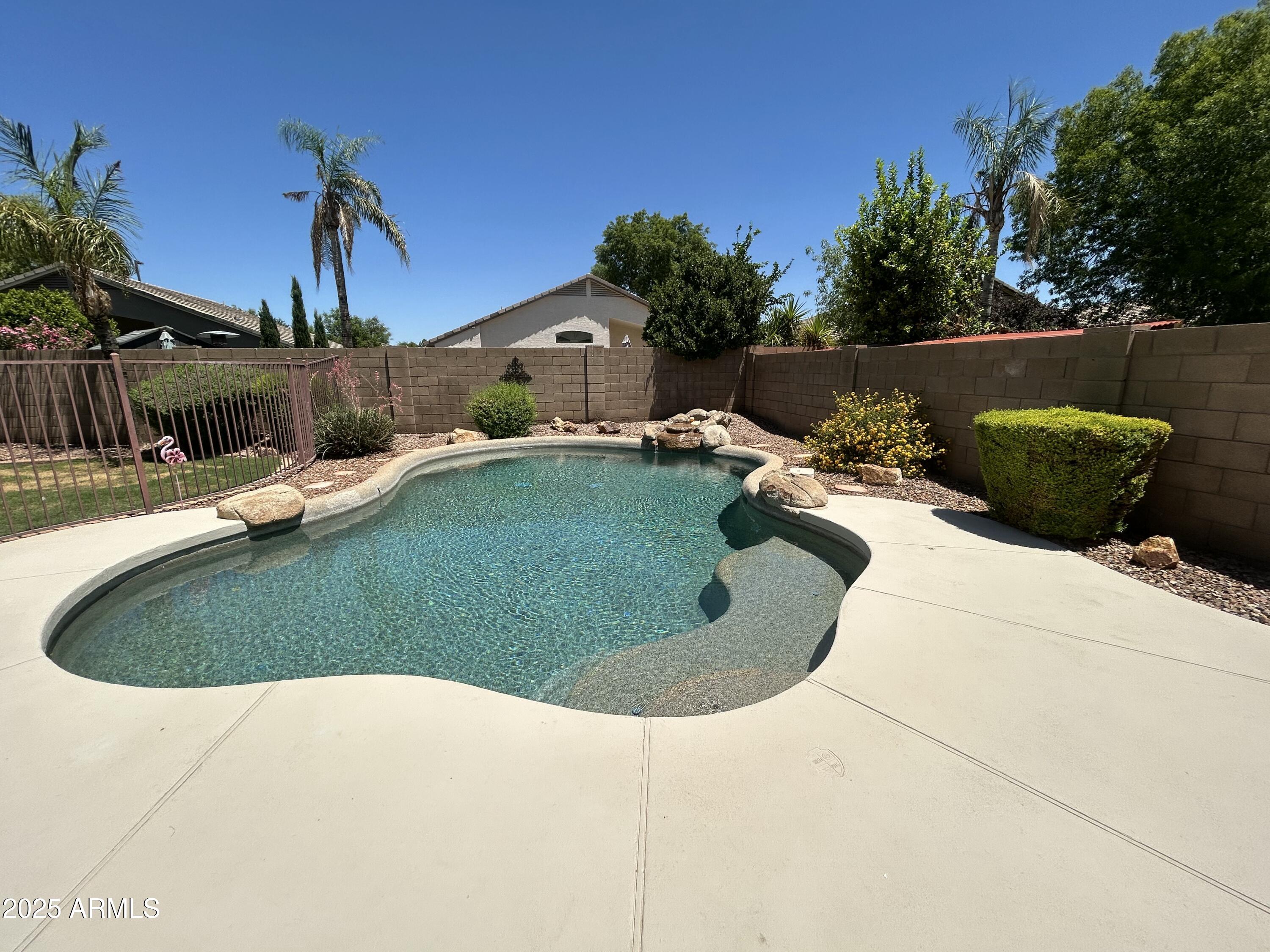 2092 E SMOKE TREE Road