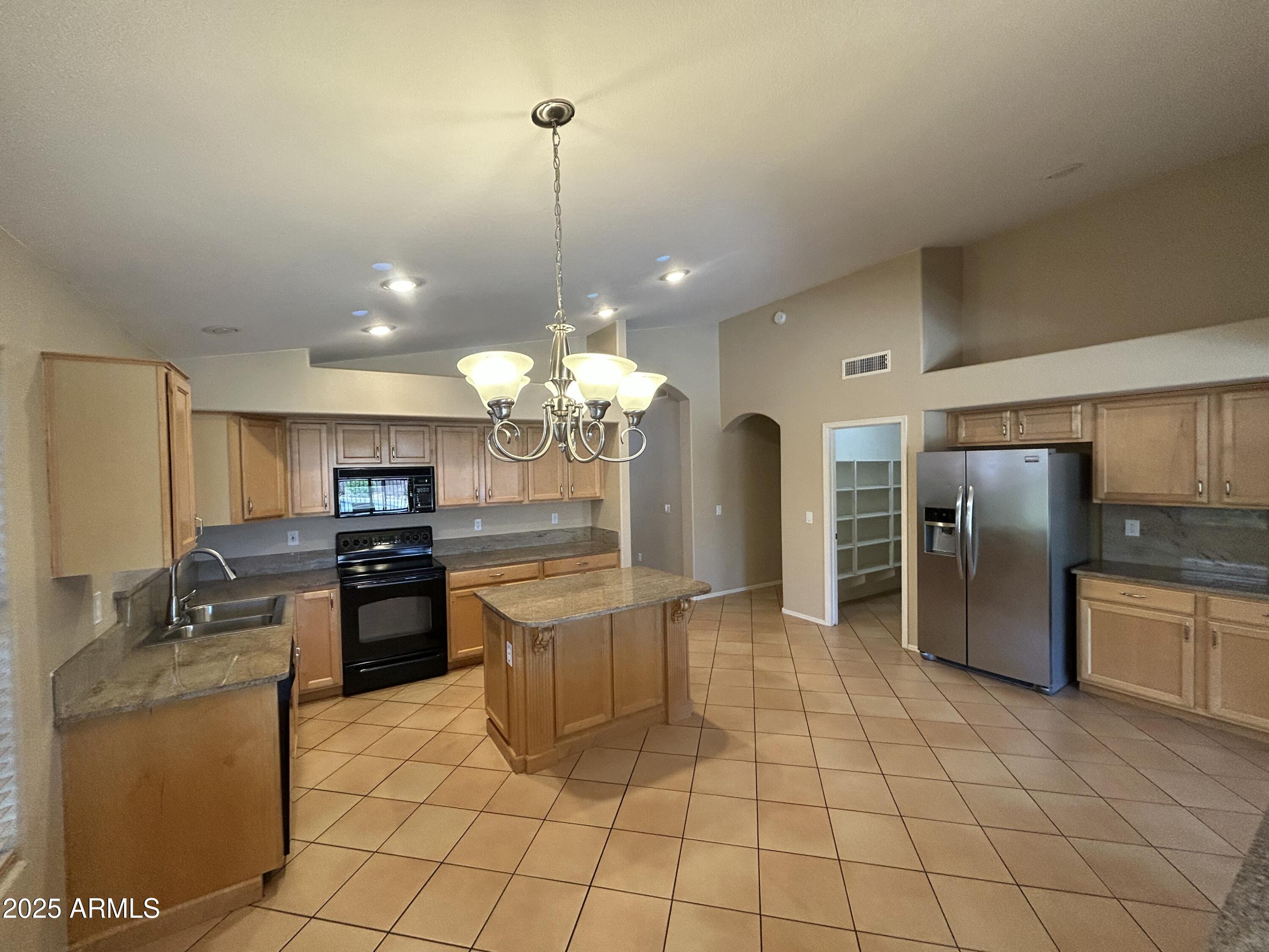 2092 E SMOKE TREE Road