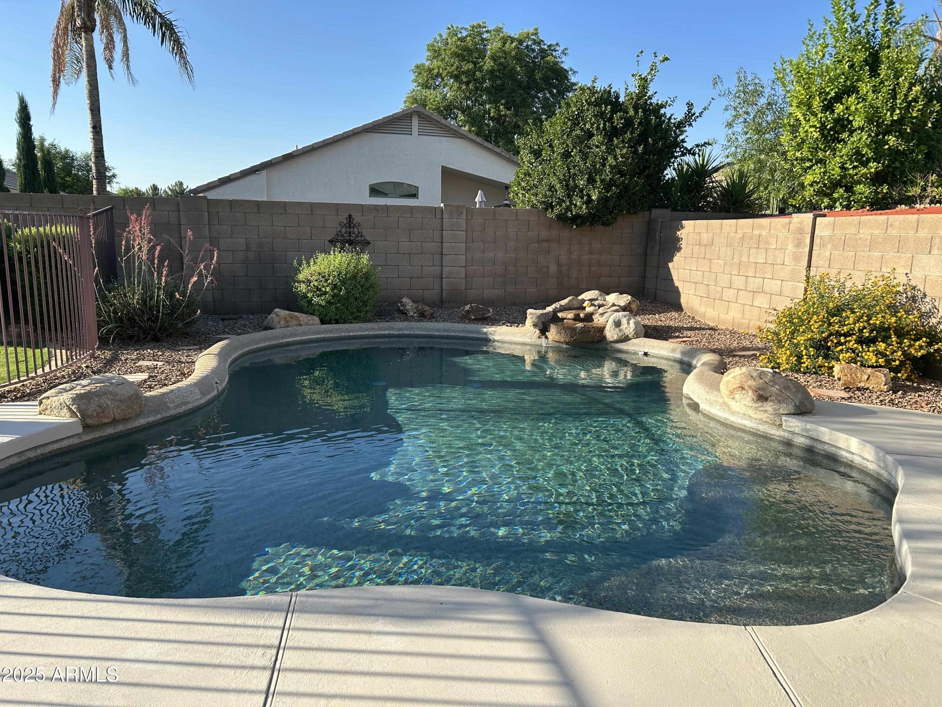 2092 E SMOKE TREE Road