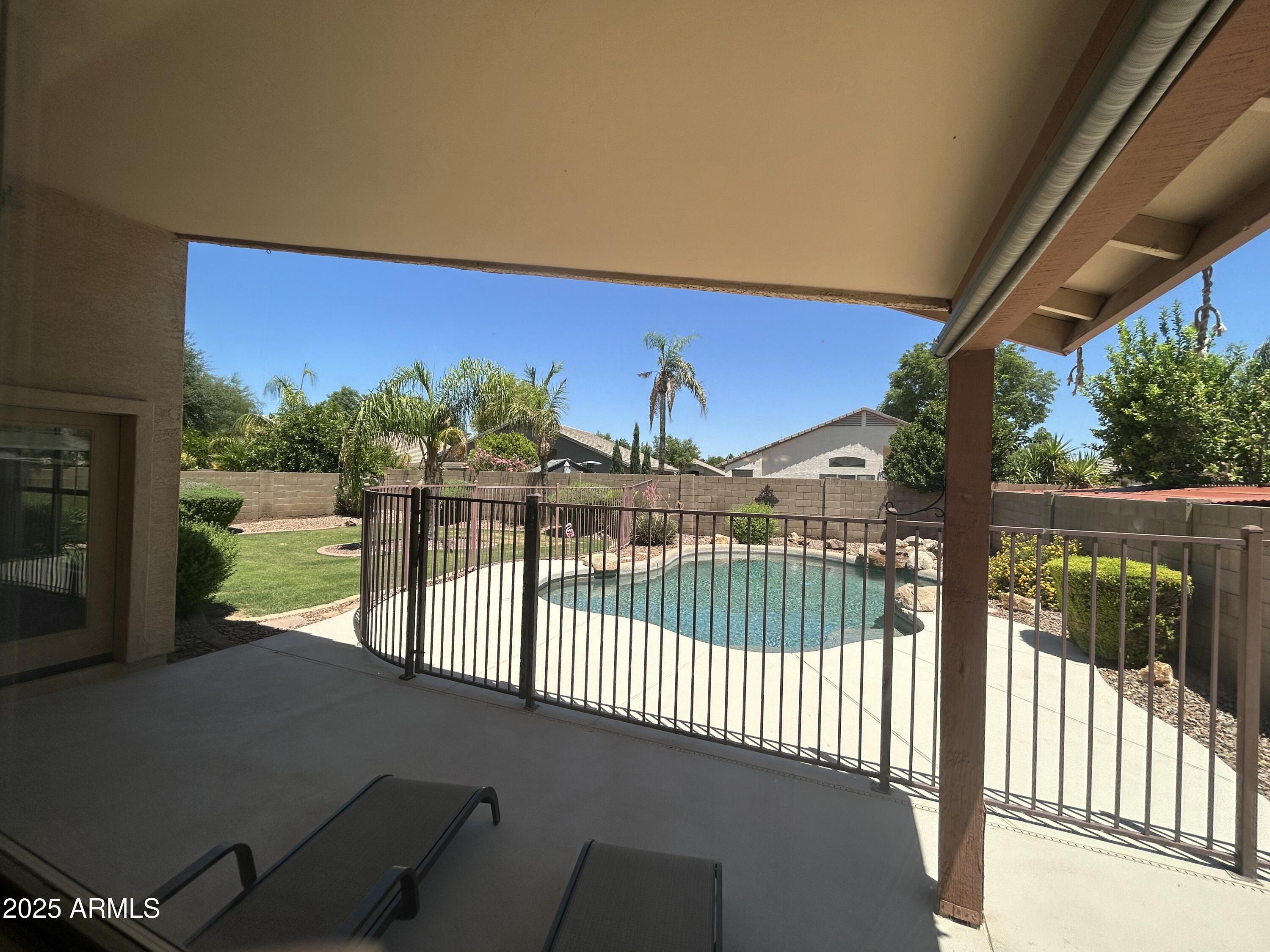 2092 E SMOKE TREE Road