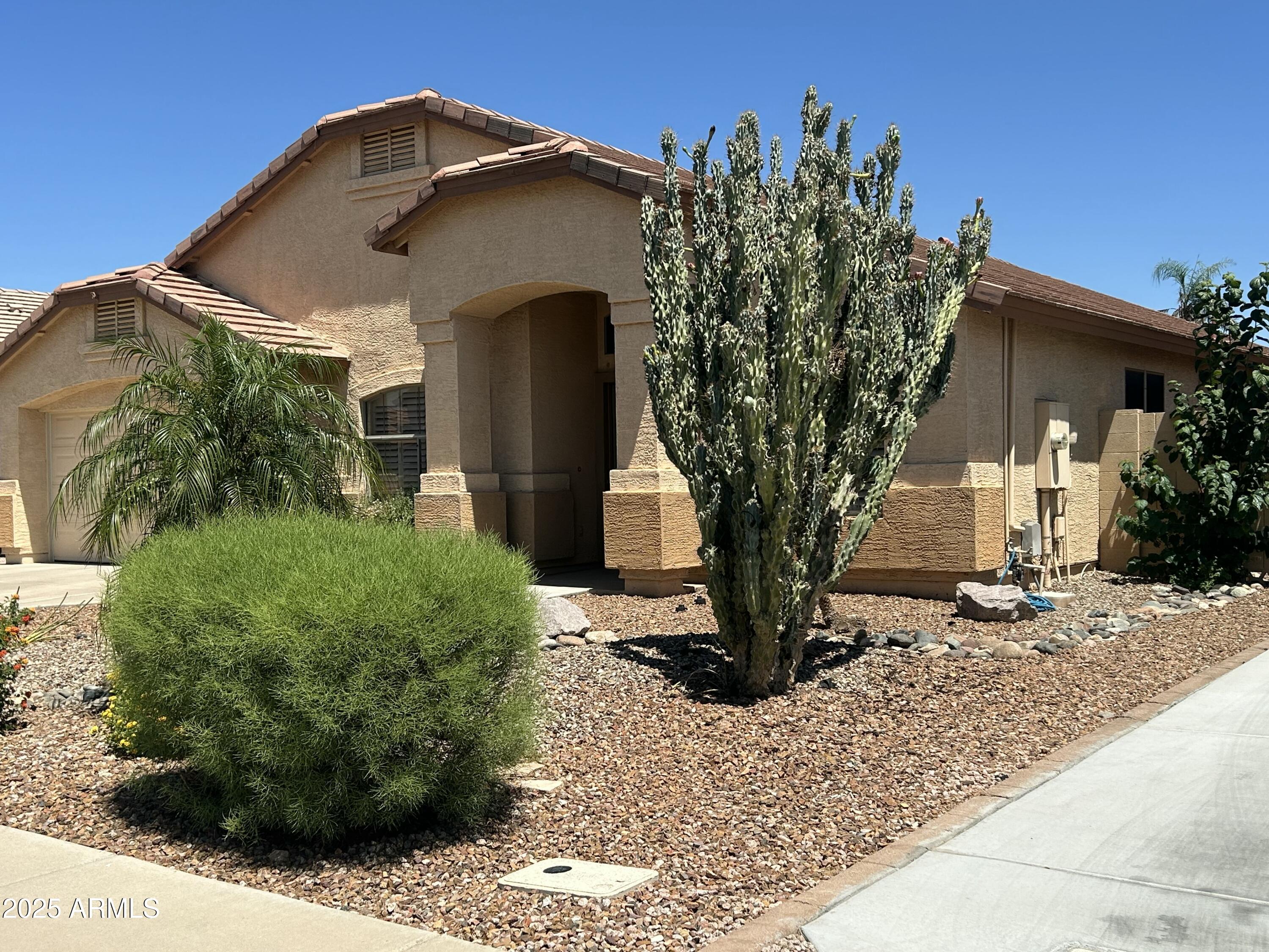 2092 E SMOKE TREE Road