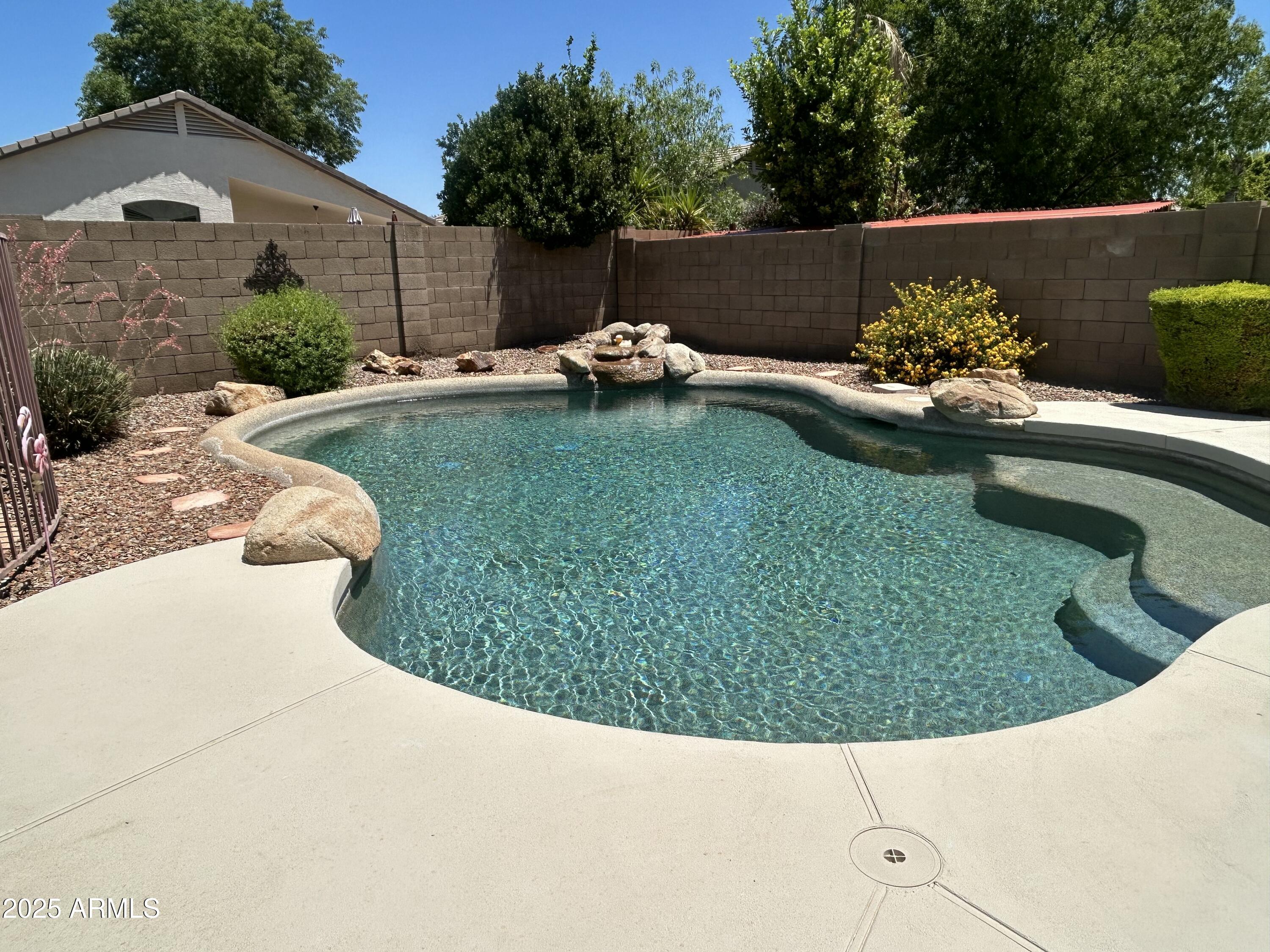 2092 E SMOKE TREE Road