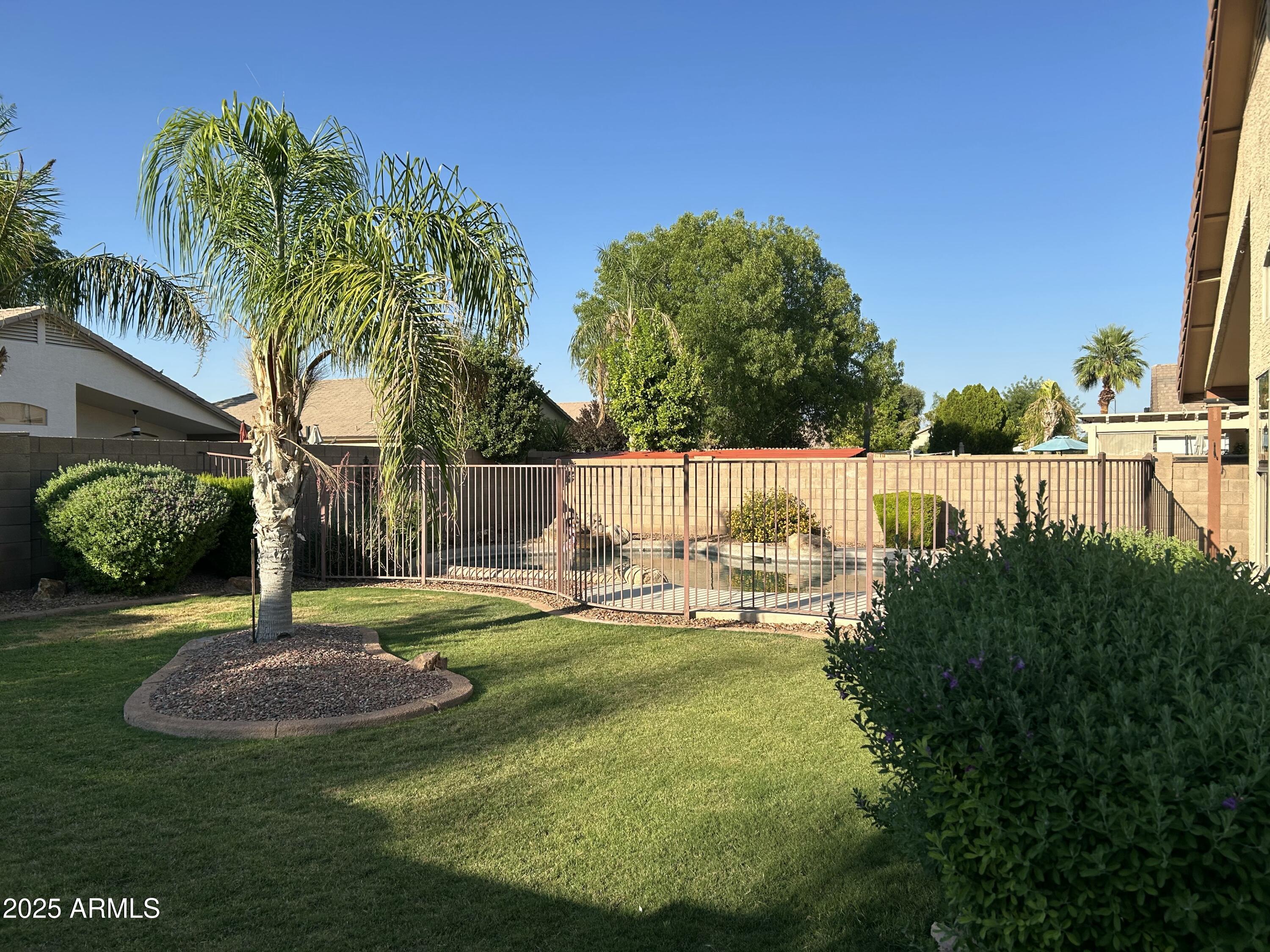 2092 E SMOKE TREE Road