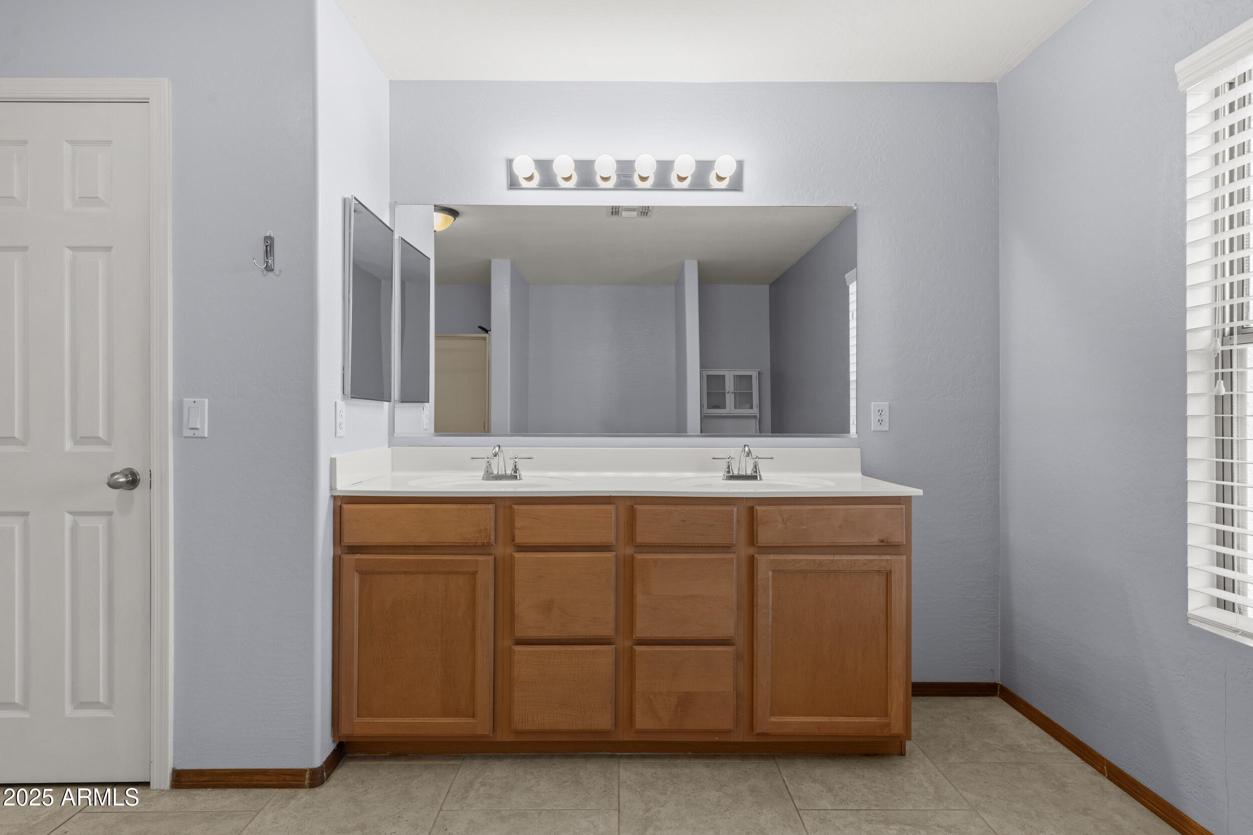 11536 E QUEENSBOROUGH Avenue