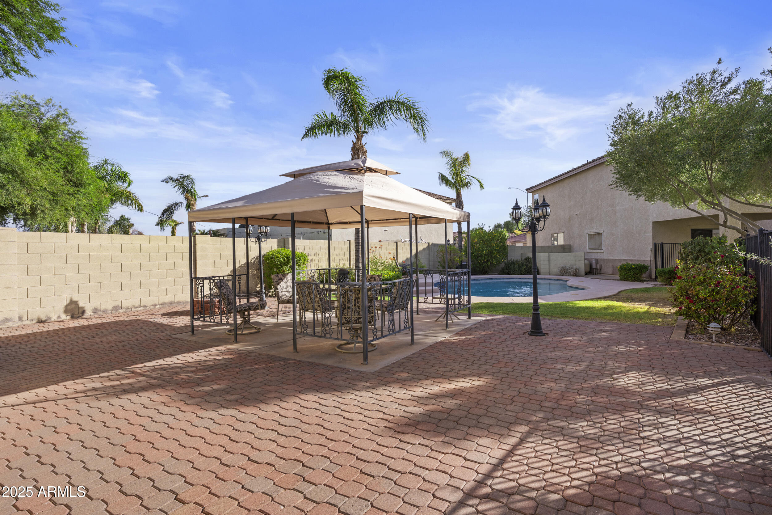 11536 E QUEENSBOROUGH Avenue