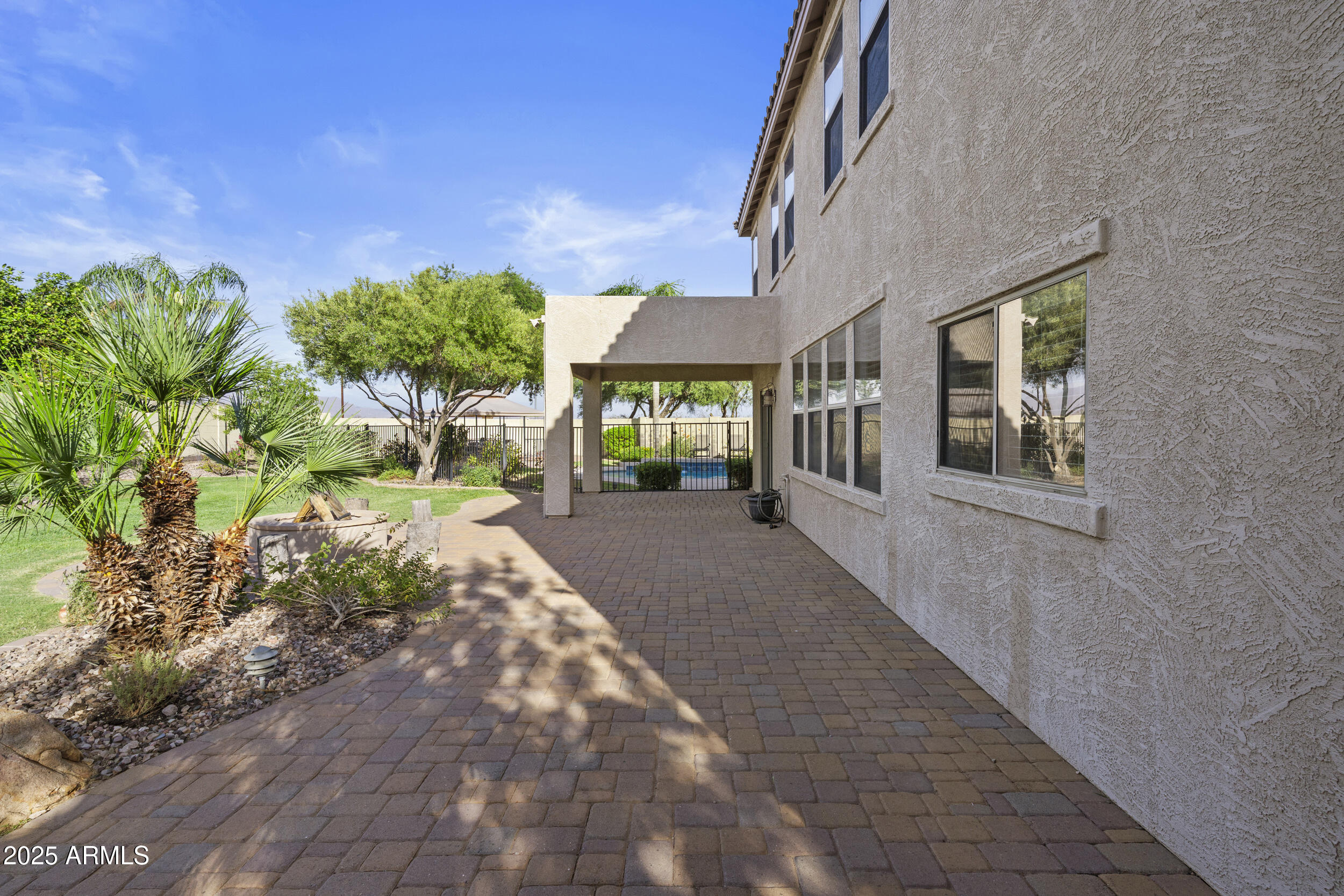 11536 E QUEENSBOROUGH Avenue