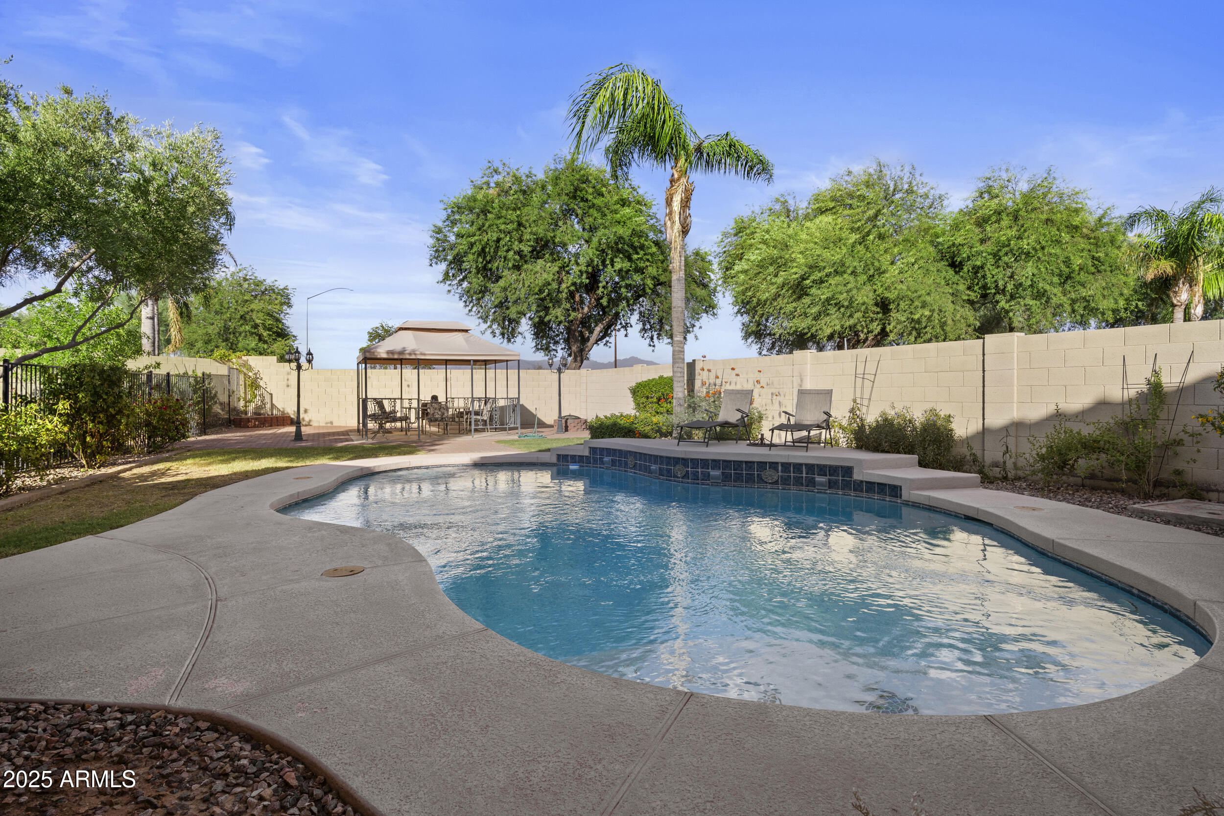 11536 E QUEENSBOROUGH Avenue