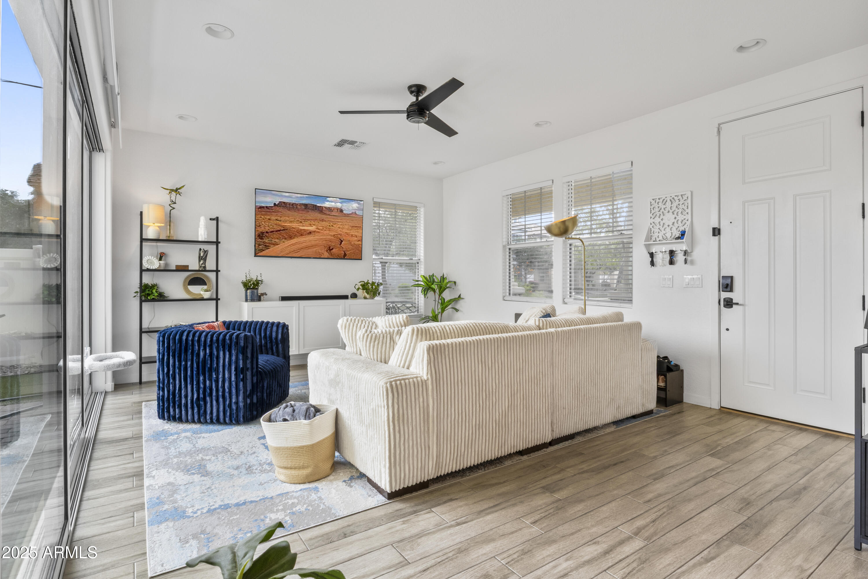 10436 E NOPAL Avenue