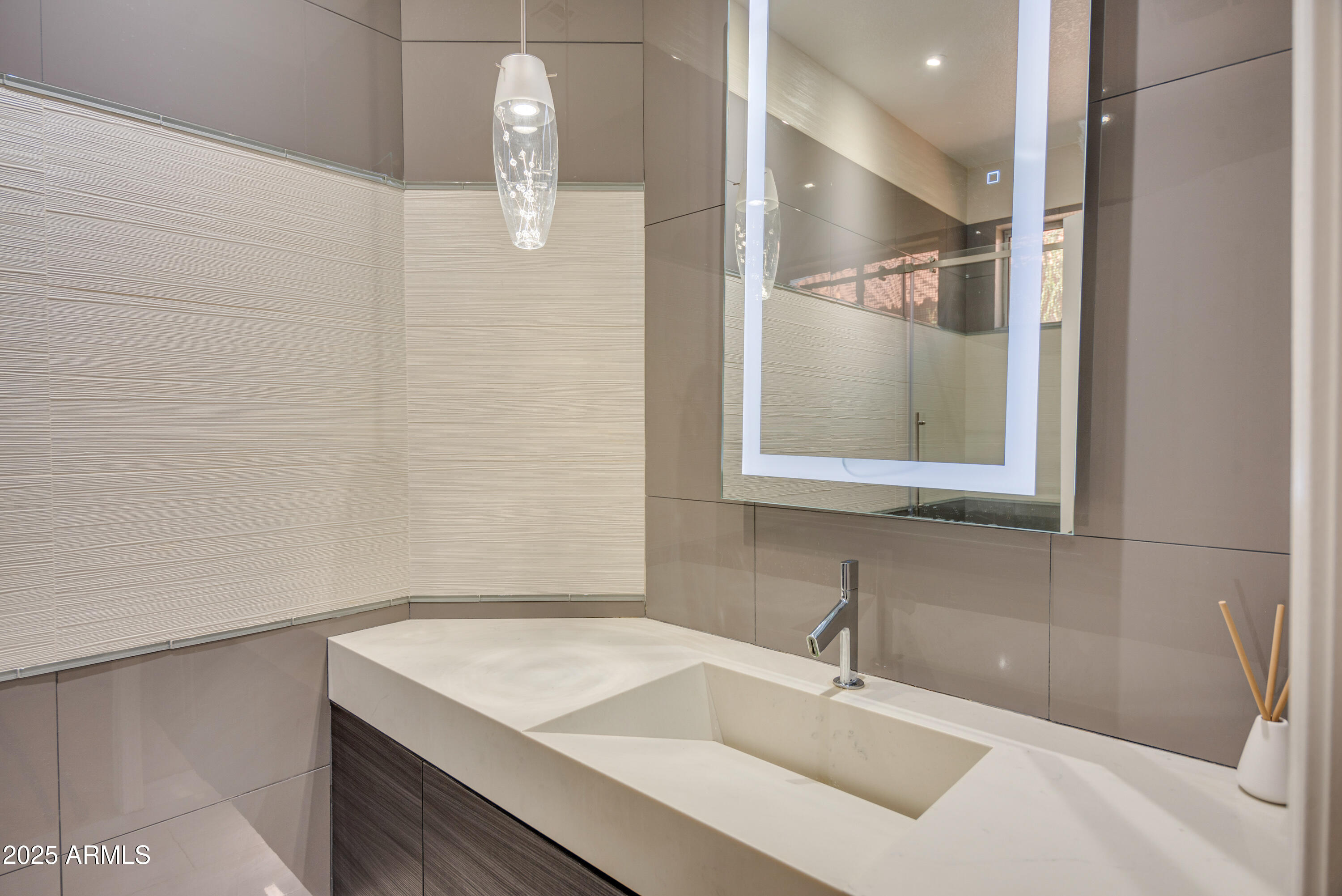 6911 W DEL RIO Street