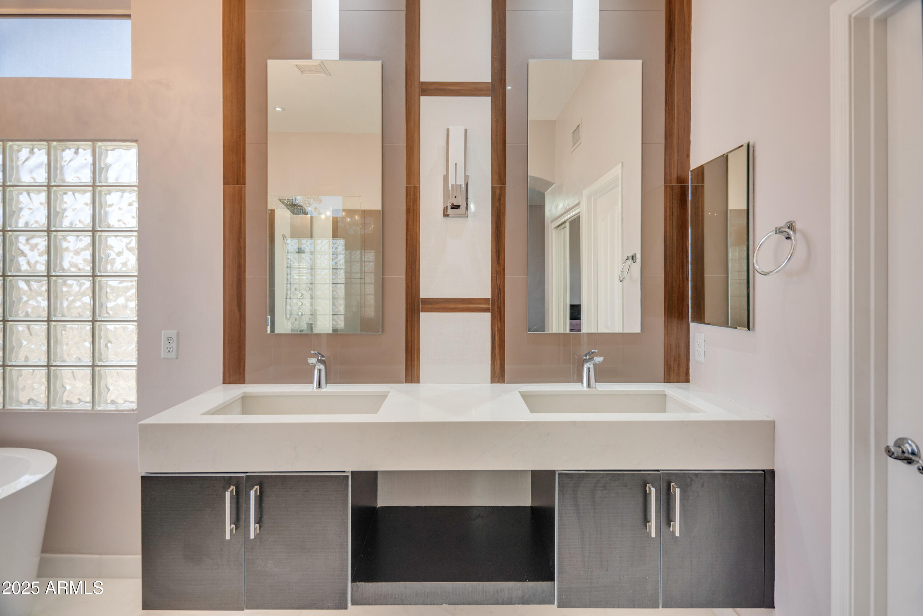 6911 W DEL RIO Street