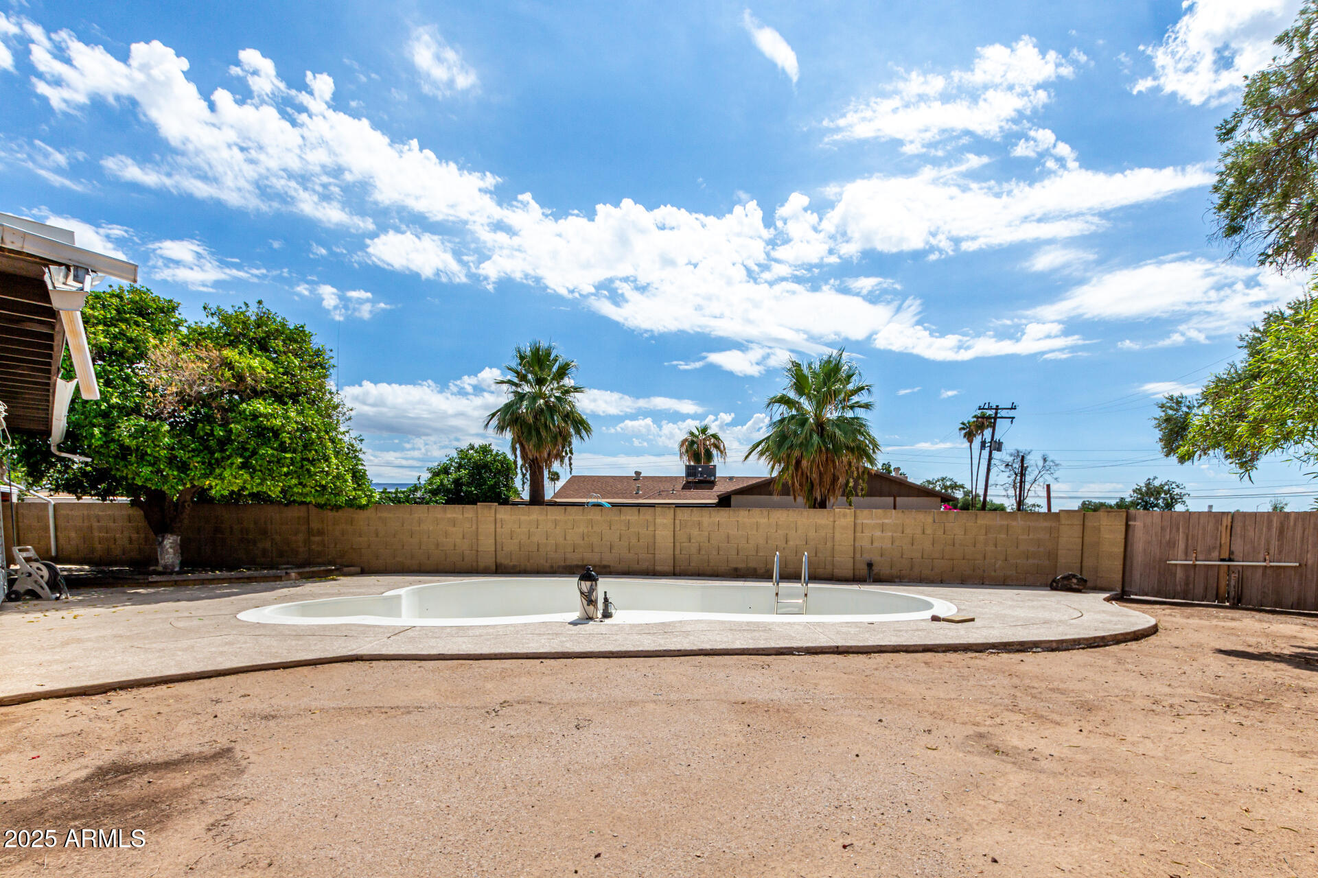 2319 W WETHERSFIELD Road