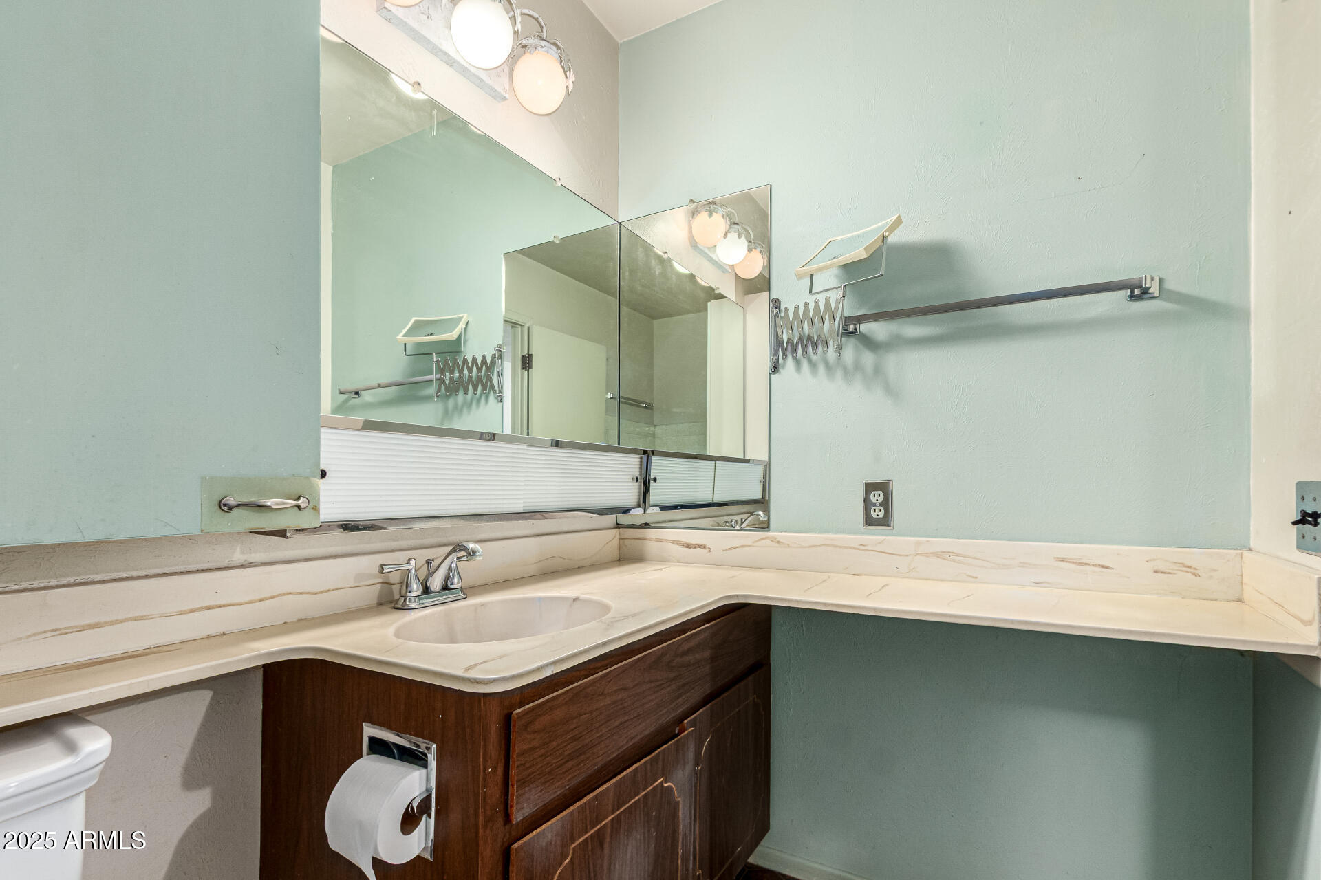 2319 W WETHERSFIELD Road