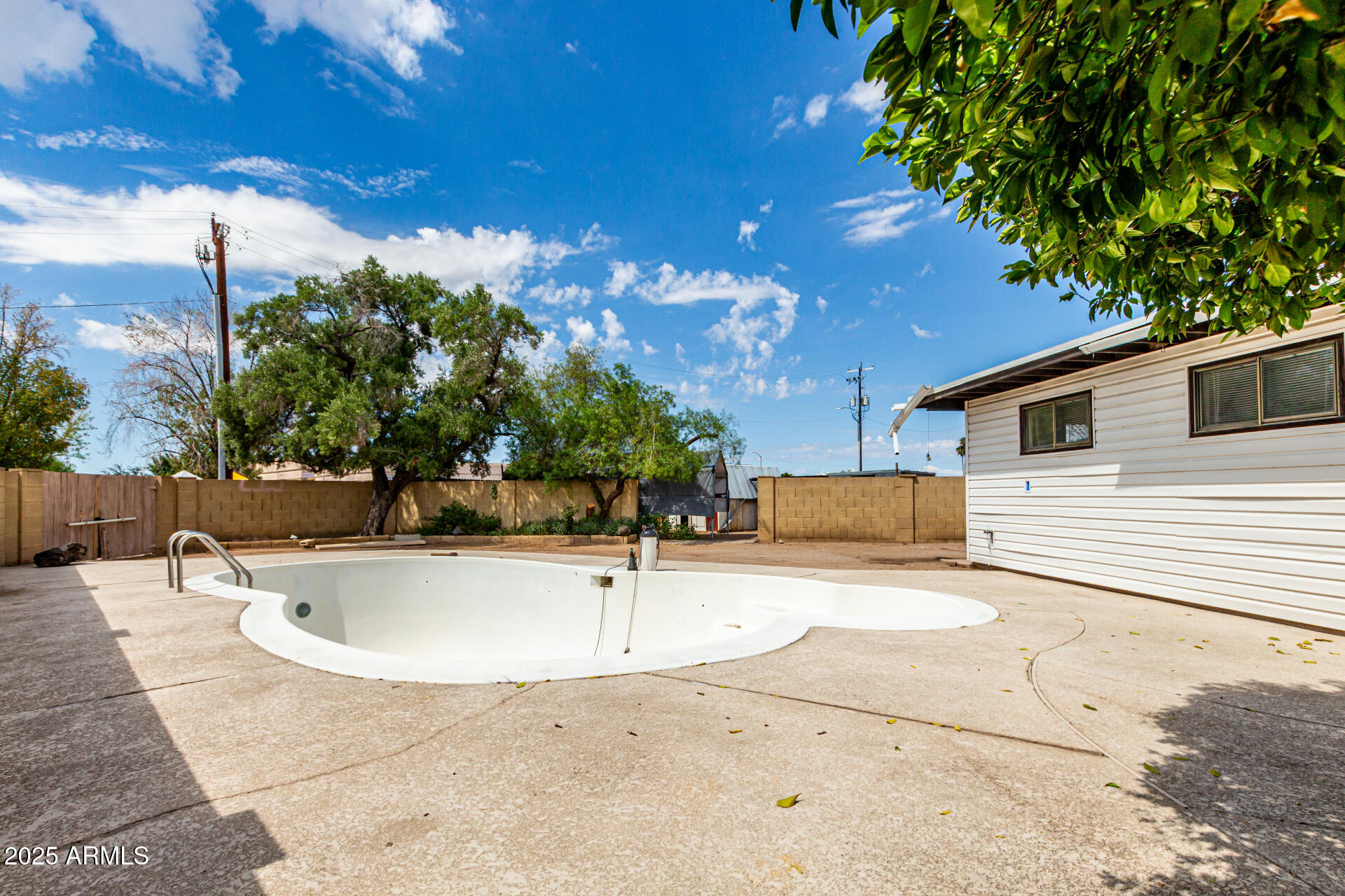 2319 W WETHERSFIELD Road