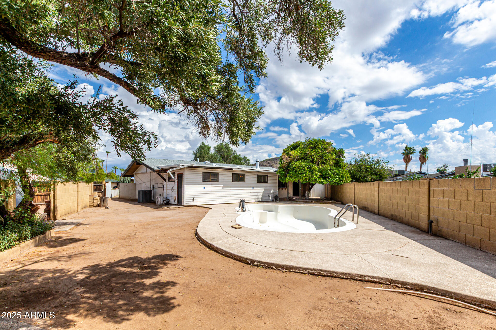 2319 W WETHERSFIELD Road