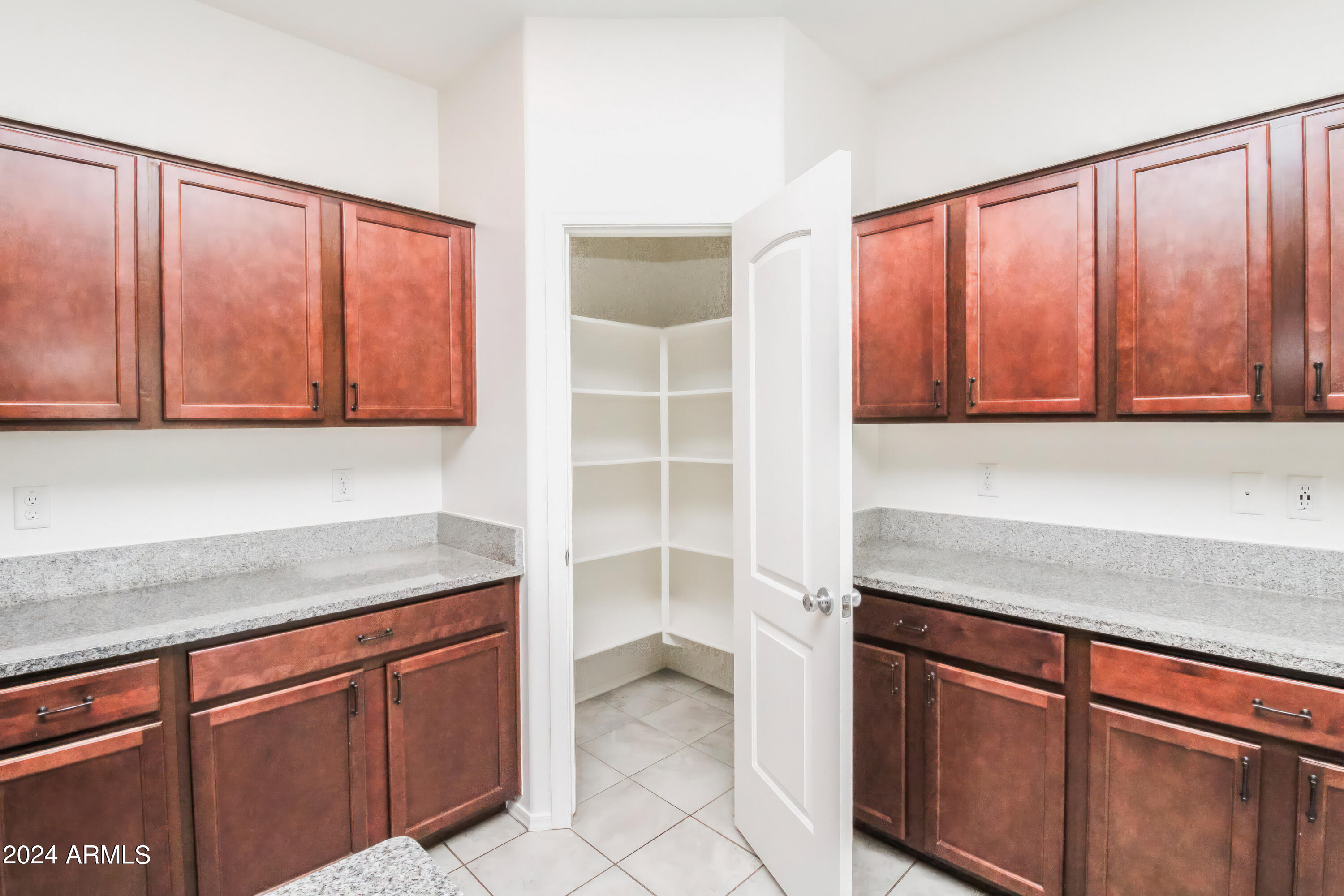 637 E BUCKINGHAM Avenue