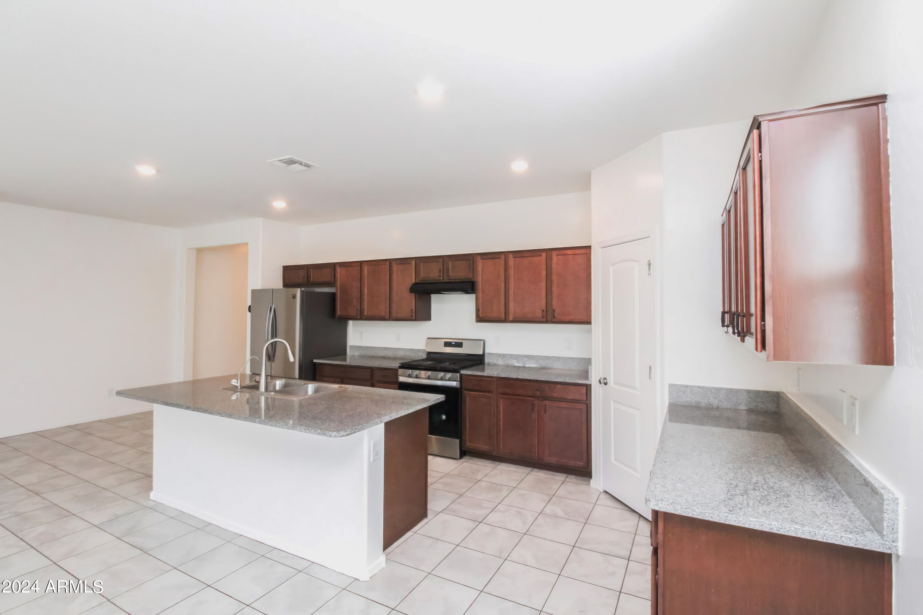 637 E BUCKINGHAM Avenue