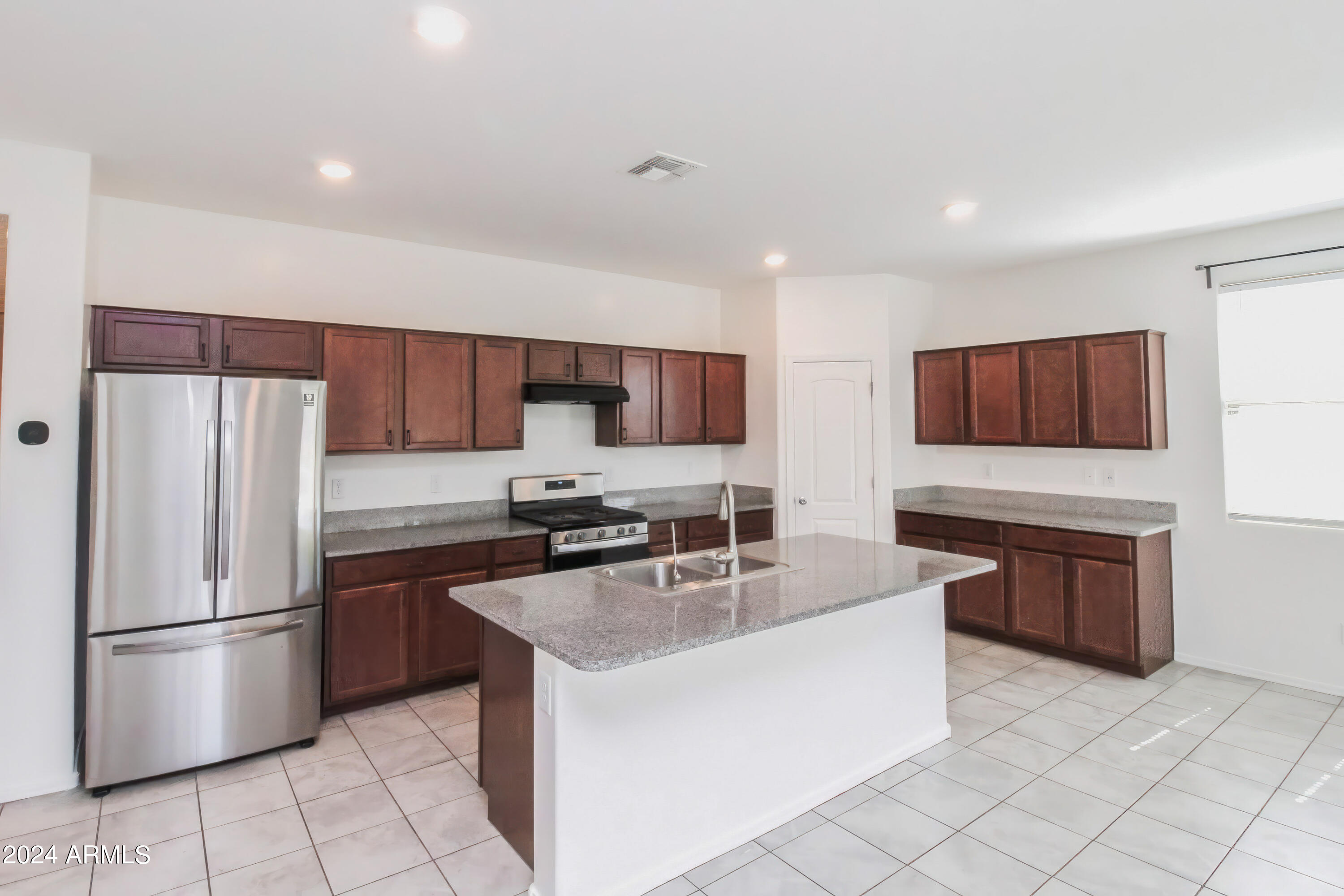 637 E BUCKINGHAM Avenue